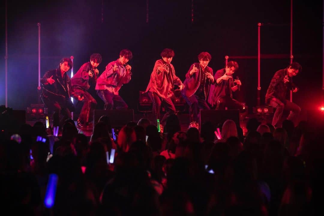 【公式】FAKE MOTION -卓球の王将-のインスタグラム：「／ #FAKEMOTION LIVE 2022 NY 🎥アーカイブ配信🎥 🔥本日1/30（日） まで🔥 ＼  ⏰配信チケット購入 1/30（日）22:00  ⏰アーカイブ配信 1/30（日）23:59  🎫配信チケット購入 https://www.fakemotion.jp/live/2022nylive/  🕺3公演共にお見逃しなく🕺  #フェクモ #フェクライ  #ONENONLY #原因は自分にある #EBiDANNEXT」
