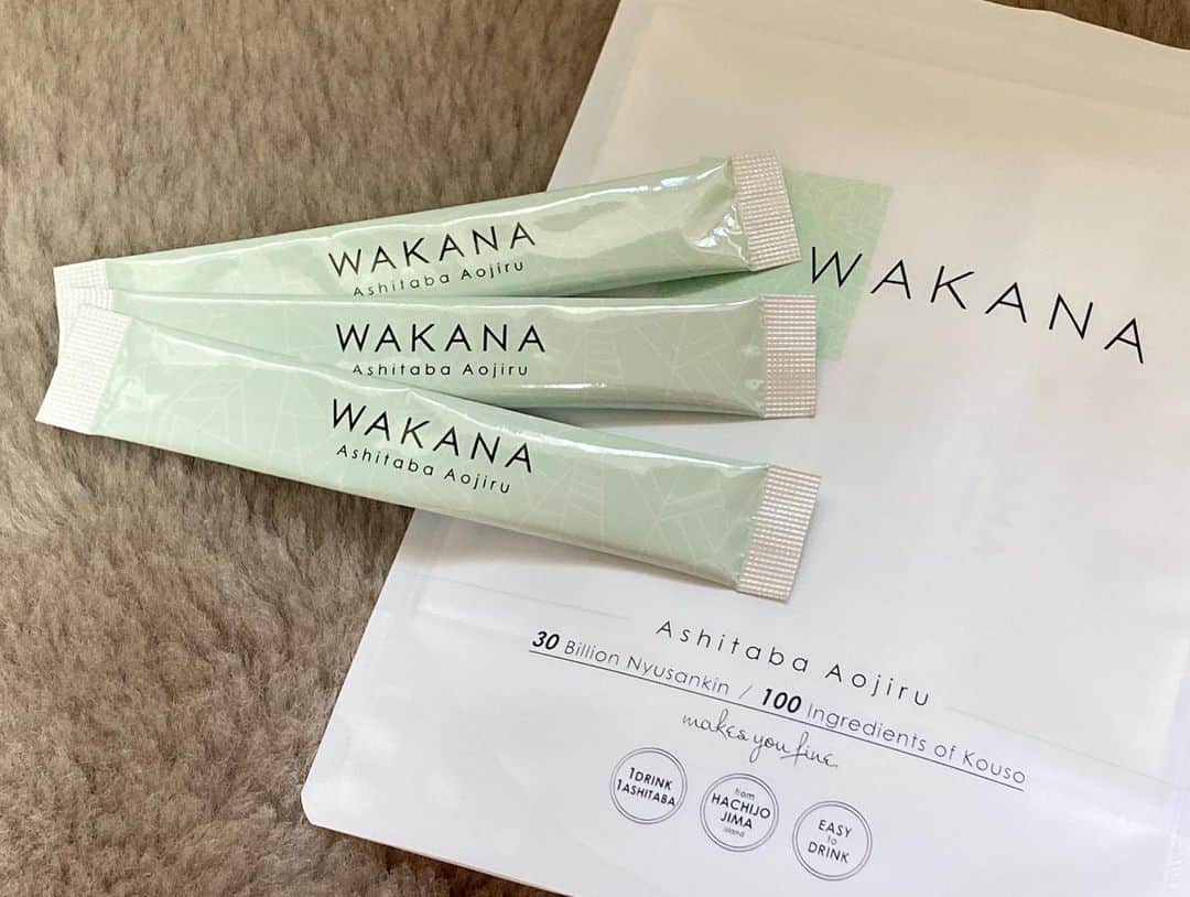 内村麻美さんのインスタグラム写真 - (内村麻美Instagram)「WAKANA @wakana_info  寒い日は、ホットミルクに。 甘味があるので、プレーンヨーグルトに。 個人的にヨーグルトがオススメ❤︎ . 「明日葉は体に良い」「でも飲みづらい」 ってのは聞いていましたが… WAKANAは美味しくて飲みやすくて愛飲してます🌿✨ . 明日葉以外にも ドクダミ、高麗人参、ヨモギ、ウコン、ハスの葉、バナナ、リンゴなどなどが含まれる【植物発酵エキス】も入ってます👏🏻 なんだか、体に良さそうでしょ？？💭 さらに、植物乳酸菌も❤︎ おかげさまで、私はデトックス効果をしっかり感じてます🙏 . 初めて購入する方、割引があるから @wakana_info をチェックしてください♪ . #wakana #wakana_pr #wakanaのある生活  #明日葉青汁 #ホットミルクアレンジ #ヨーグルトアレンジ #青汁 #植物性乳酸菌 #デトックス #植物発酵エキス」1月30日 14時07分 - asami___05