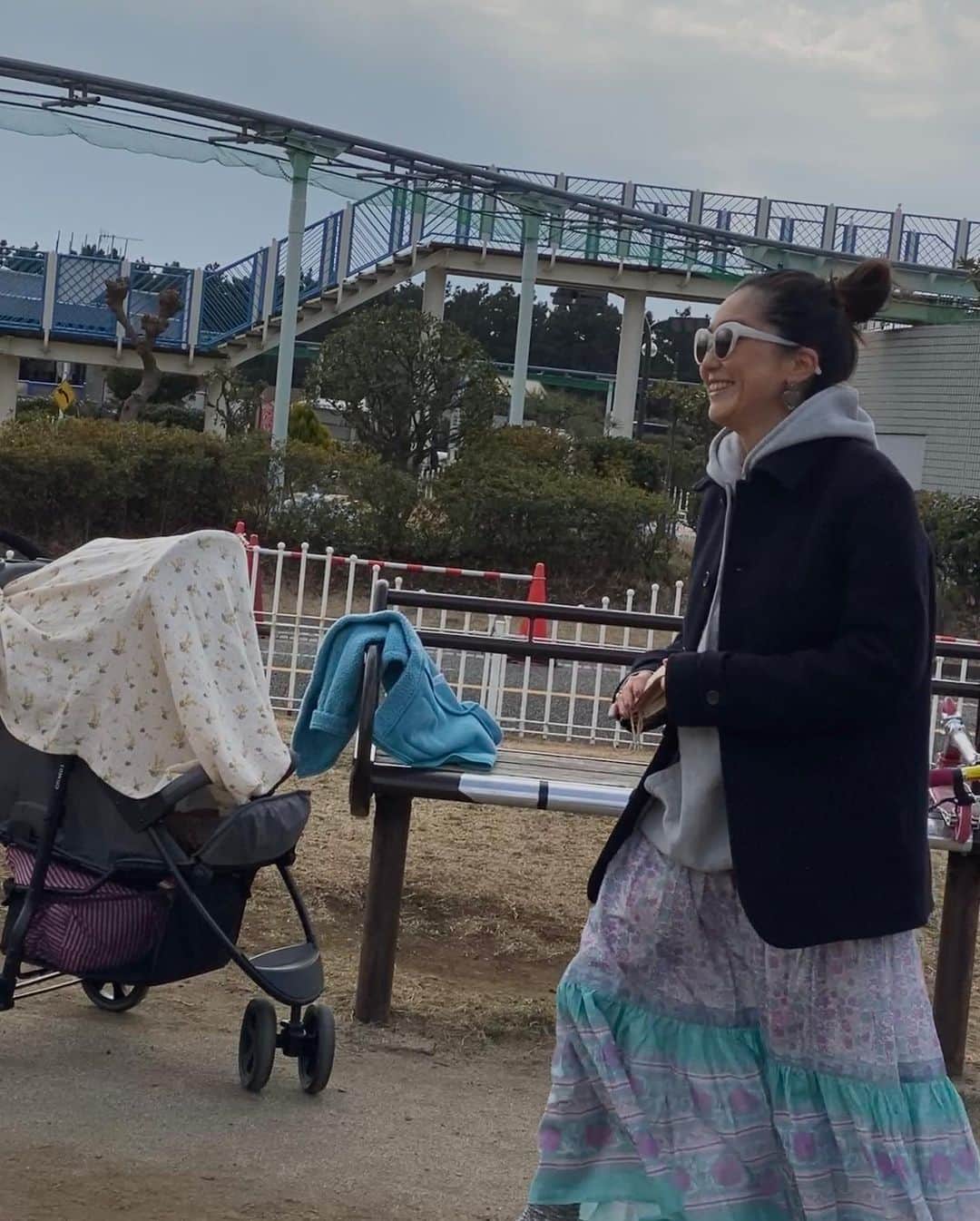 堀舞紀のインスタグラム：「🍬🍬 . . . 毎日寒くて 湘南に住んでる意味…？ ってなってます🤦🏽‍♀️ . . 気分だけでもご機嫌になるように💜 新しい @sonnylabel  feat. @ayakawasaki さんの cottonスカートを着用。 . . . . . 寒くても公園、公園、 ネーネの公園活動に同行🍼〜♪ . . . #冬の過ごし方 #ootd #子育て記録 #6歳と0歳 #生後4ヶ月」