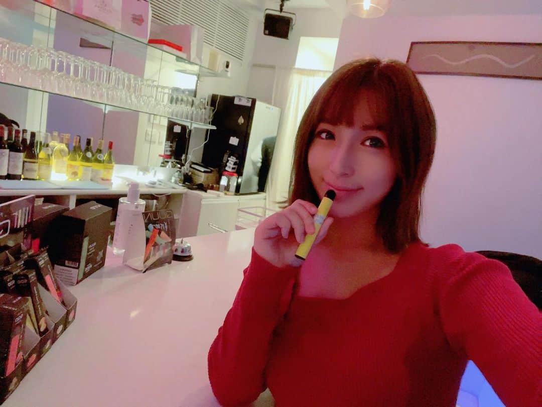 星野ナミのインスタグラム：「Chill Time💛 pineapple and tropical flavors are my favorite🍍🏝」