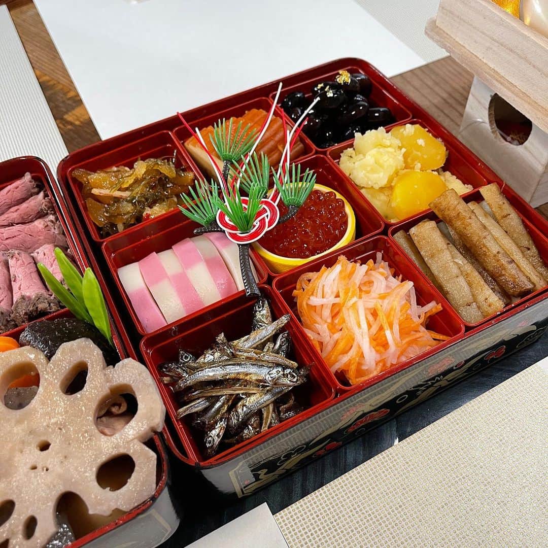 飴宮さゆりのインスタグラム：「・ 飴屋の夕食  1月の思い出は残しておこうお正月ver🎍 本年も宜しくお願いします🍭 ○おせち2022 ○赤飯 ○海鮮達 ○焼肉パーティー ○あいもり丼  #京都#飴屋 #実家が飴屋 #おうちご飯 #お正月 #ディナー #飴屋の夕食 #お姉ちゃんのご飯」