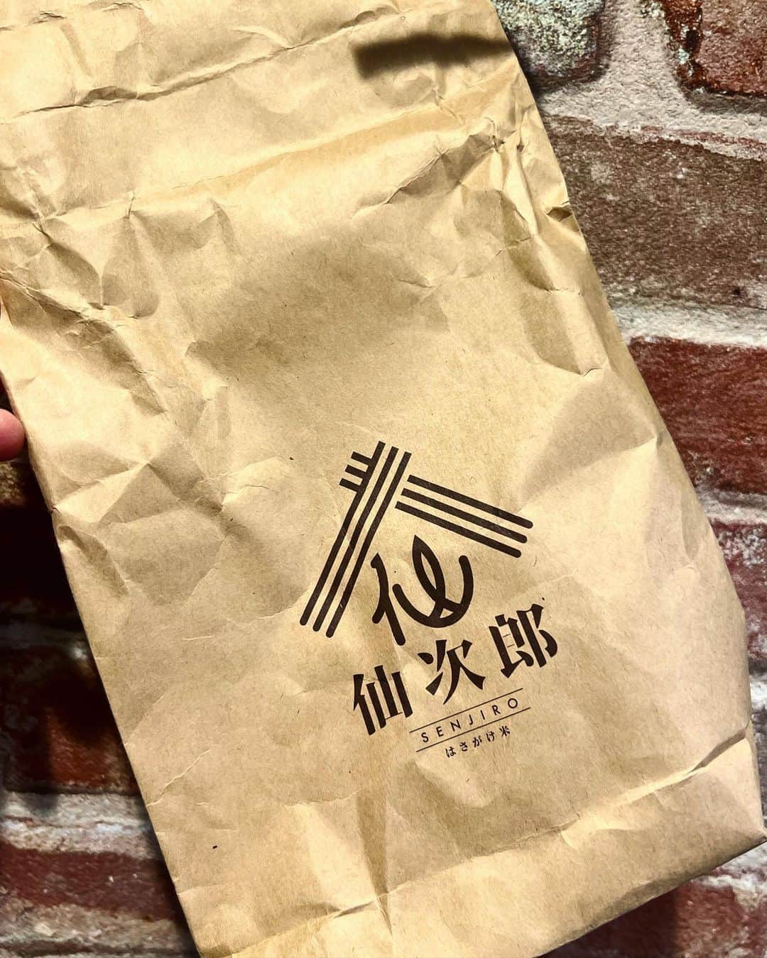 西山茉希さんのインスタグラム写真 - (西山茉希Instagram)「新潟県新発田市で作られている仙次郎とゆうお米に出逢いまして。  バレー部時代に通わせてもらっていた新発商の体育館を思い出す最近です。  #小粒で甘く #旨味も香りも優しい白米 #炊きたての幸せ百満点 @senjiro.kome   チビーズ好物肉セットに、 母さんは白子ソテーを秀のタレ（ヒデン）で堪能しまして。 濃厚ダレの甘旨さに次は豚カツにつけてみようと決意しました。 @penaruteihide  （秀さん、めちゃんこ美味しいです🙏）  ほうれん草と椎茸のパクチーオイルソテーにパクチーパウダー振りかけて癖強めなご褒美バイマイセルフ。  ビーツにカリフラワーに大根に。 大人一人でストックマリネを食べ続ける1週間。  #西山食堂 #店主の本音 #そろそろ大人とご飯食べたい #🤝  日曜日。 ぐんもです。」1月30日 9時01分 - maki.nshiyama50