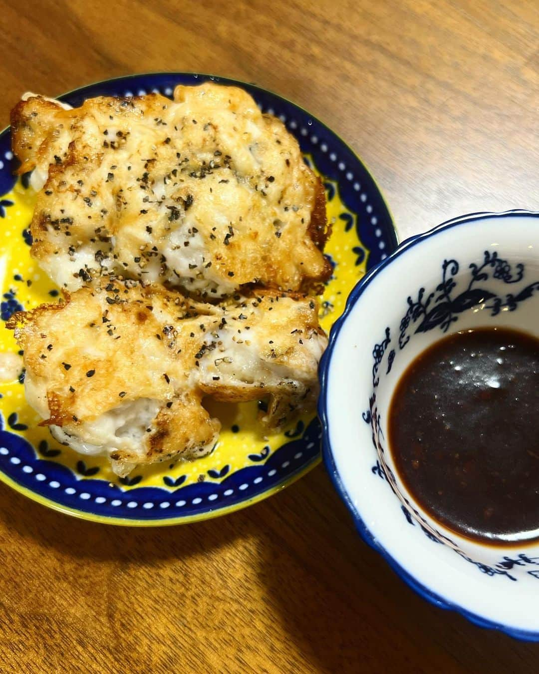 西山茉希さんのインスタグラム写真 - (西山茉希Instagram)「新潟県新発田市で作られている仙次郎とゆうお米に出逢いまして。  バレー部時代に通わせてもらっていた新発商の体育館を思い出す最近です。  #小粒で甘く #旨味も香りも優しい白米 #炊きたての幸せ百満点 @senjiro.kome   チビーズ好物肉セットに、 母さんは白子ソテーを秀のタレ（ヒデン）で堪能しまして。 濃厚ダレの甘旨さに次は豚カツにつけてみようと決意しました。 @penaruteihide  （秀さん、めちゃんこ美味しいです🙏）  ほうれん草と椎茸のパクチーオイルソテーにパクチーパウダー振りかけて癖強めなご褒美バイマイセルフ。  ビーツにカリフラワーに大根に。 大人一人でストックマリネを食べ続ける1週間。  #西山食堂 #店主の本音 #そろそろ大人とご飯食べたい #🤝  日曜日。 ぐんもです。」1月30日 9時01分 - maki.nshiyama50