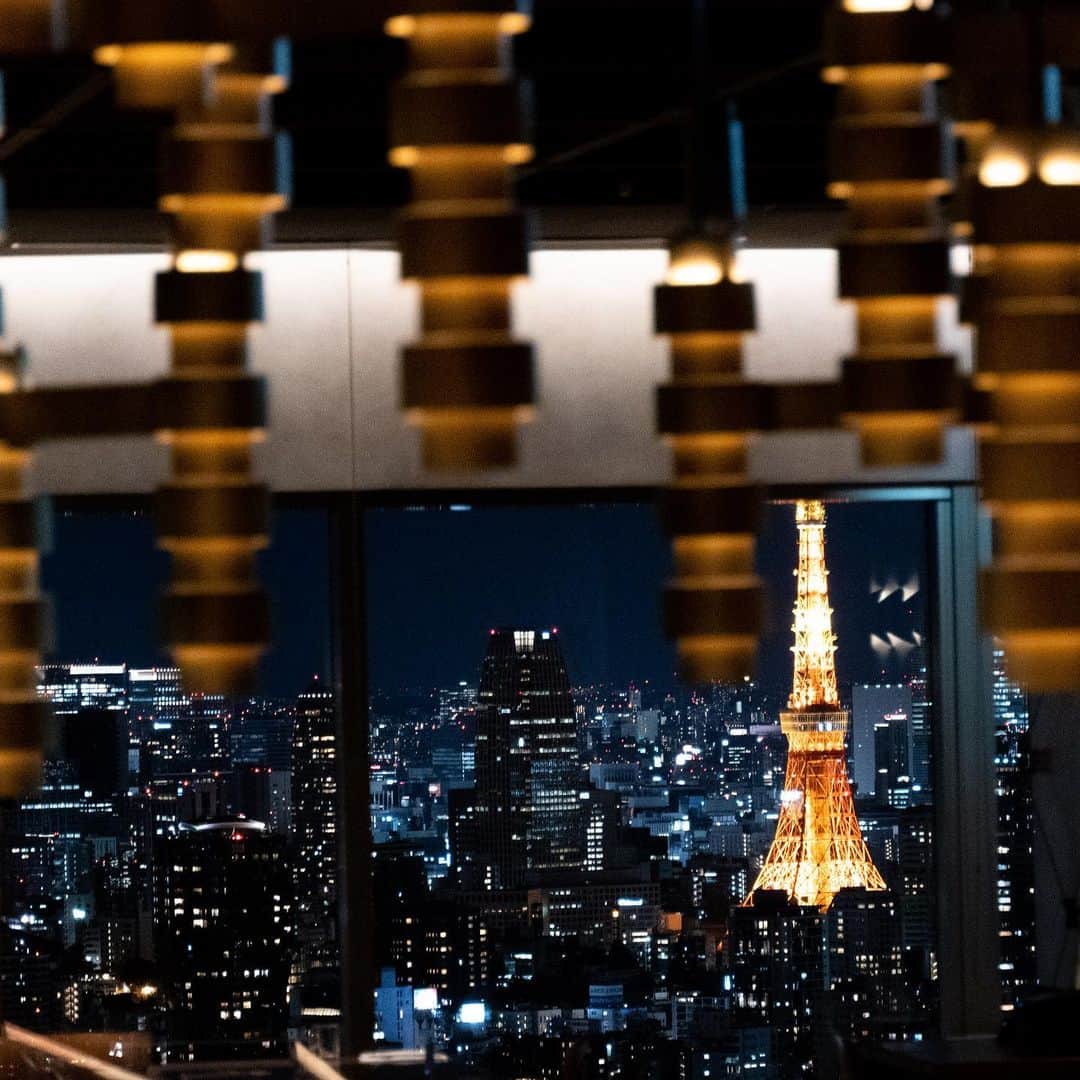 ロングレインのインスタグラム：「スタッフが口をそろえて言うことがあります。 「Longrainから見える夜景が、東京で1番素敵だと思う！」 Longrain night view is the most fascinating, isn’t it?  #longrain #longraintokyo #thaifood #nightview #tokyotower  #ロングレイン #タイ料理 #恵比寿グルメ #東京グルメ #恵比寿ガーデンプレイス #夜景 #夜景レストラン　#東京タワー夜景　#東京タワーが見える店」