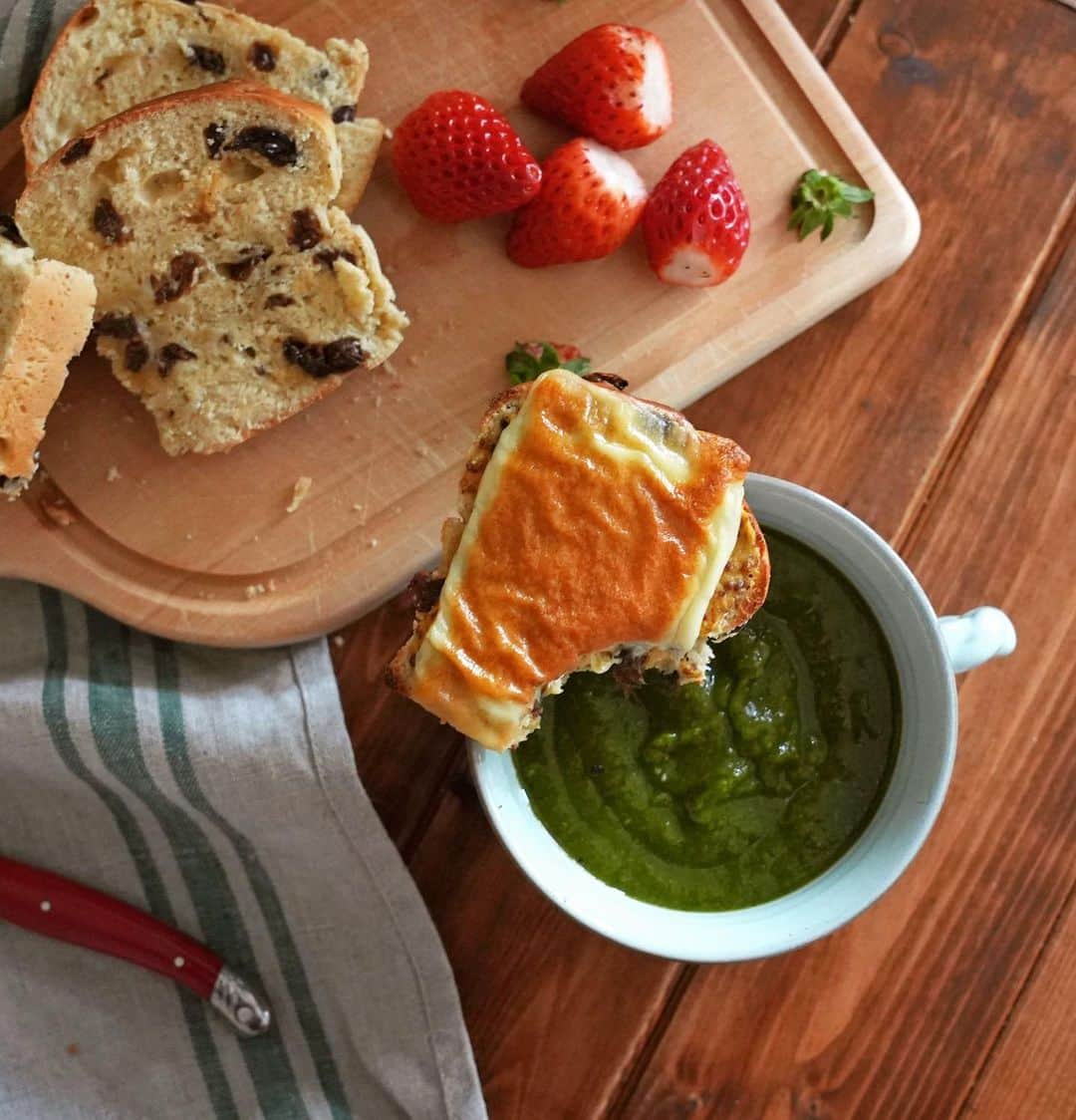Chokiのインスタグラム：「レーズンパンと緑色の 健康ポタージュ😯❤️🥬🥦🍠  #朝食#breakfast#ポタージュ」