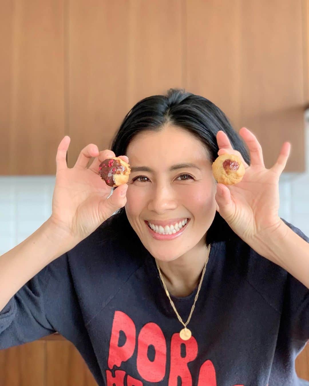 のインスタグラム：「バレンタインに クマジロウの手作りクッキーはいかがでしょう〜💕💕💕 今回は私が子供の頃好きでよく食べていたジャムチョコクッキーを作りました！画像スライドしてね☺️ 焼きあがったジャムクッキーに溶かしたチョコレートをディップして 出来上がり❤️ めちゃくちゃ美味しいから ぜひ作ってみてね〜！！ @kuma_jiro2021  #ヴィーガンスイーツ #ヴィーガン #ヴィーガンクッキー#乳製品卵小麦粉白砂糖不使用#アレルギー対応#バレンタイン手作り#バレンタインデー#クマジロウ#kumajiro」