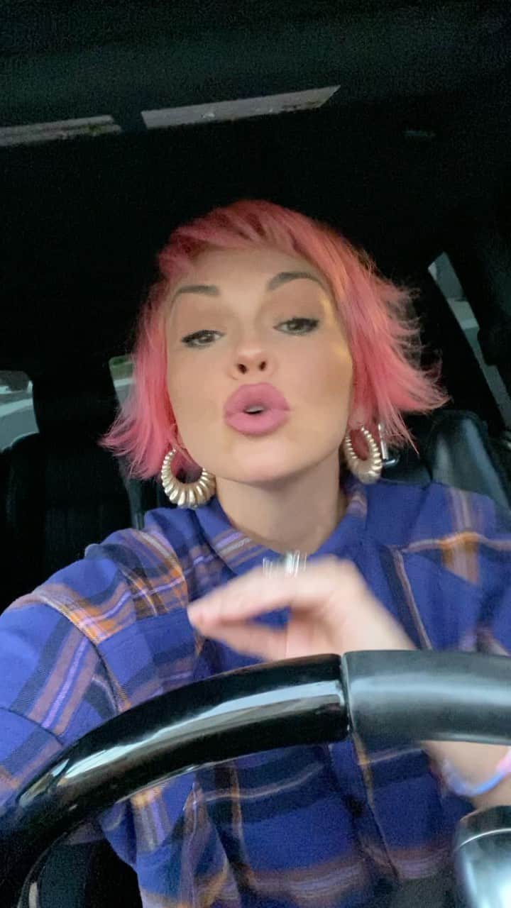 のインスタグラム：「I got some mean comments yesterday…you’d think after 13 years of being on Youtube, I’d be used to being told I’m ugly, dress weird or should kill myself, that I’d be used to it! 😂🙈  And I just want to remind you all that: DON’T ever stop being YOU! You are a one-of-a-kind, gift to the world! You go out and shine your individuality and dress in what makes you happy. Have a haircut that makes you happy or that you feel is fun or makes you feel confident.   You be a hot pink tree in a forest of green!  The world would be boring if we all looked & dressed the same. And don’t dress or dream in safety so no one will make fun of you!  I’m always gonna have someone who doesn’t like something about me. I’ve had every part of my face torn apart and put down on the internet. And that’s not even mentioning my hair, clothes or everything else I’ve been made fun of or had mean things said about me 😂  You know how the saying goes: it’s the hurt people who hurt others. Sometimes they only know and are only filled with hurt.   And just like my mama taught me…I will pray for all the hurting people, who’ve tried to hurt me…I pray their hearts and lives are filled with so much love, that it begins to overflow to everyone they’re around with the loving & uplifting words they speak ❤️」