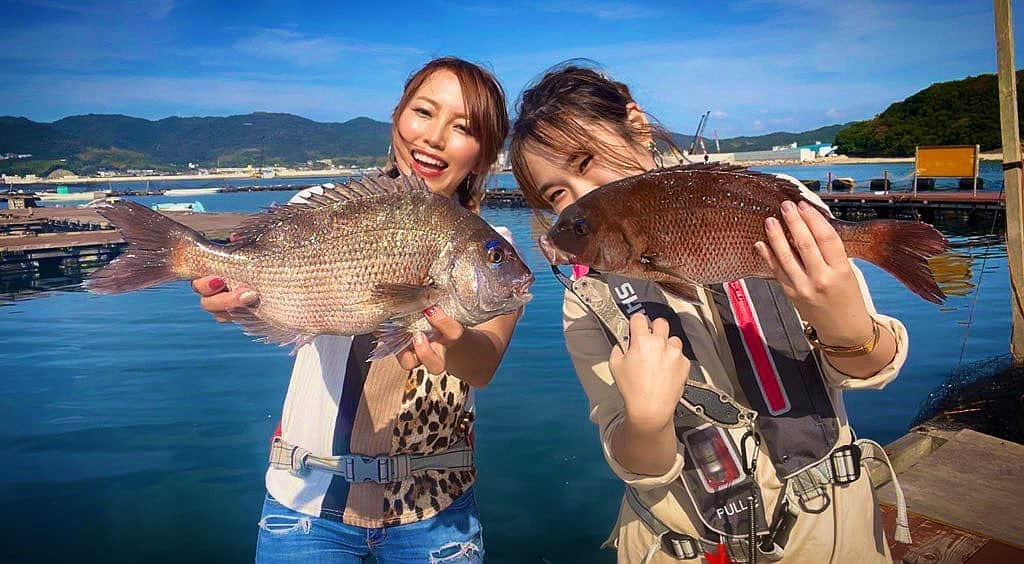 冨士木耶奈さんのインスタグラム写真 - (冨士木耶奈Instagram)「. みんな耶奈のYouTube 【WILD FISHING/冨士木耶奈】 毎回見てくれとるかなぁ？✨ 最近の動画では親友のとぅーと 一緒に釣りに行った様子など UPしたよーっ🎣 まだ見てない方はぜひ 見てねーっ✨ 1回見た方も何回も見てね笑笑 . . #じゃのひれフィッシングパーク  #淡路島釣り #釣り堀 #女子会  #女子旅 #釣りスタグラム #🎣  #野生児 #暑すぎて半袖 #真鯛  #のべ竿 #海上釣り堀 #海釣り  #キャンプ #bbq #魚料理 #大公房  #fishinggirl #camp #enjoytime  #wildlife #fishinghunter #🐆」1月30日 12時15分 - fishing_kana