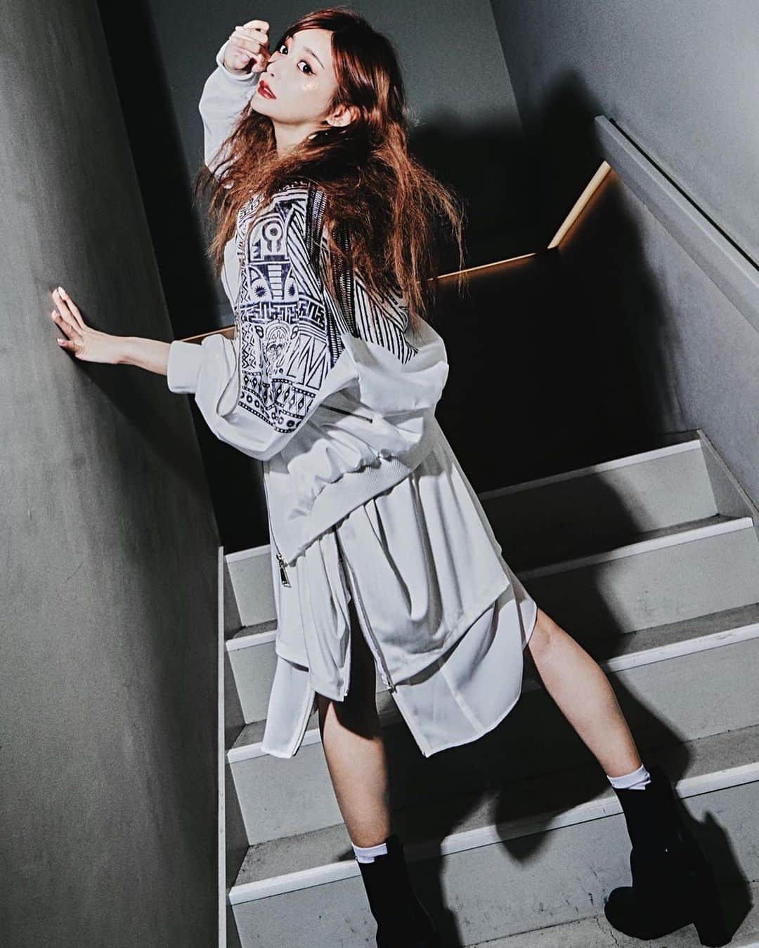 のインスタグラム：「今回も @i_chanu_m_acuod のコレクションのモデルやらせていただきました！！ 前回はチェック柄でしたが今回はモノトーンでとてもかっこよかったです🤍🖤 きいたんは白担当🦙🥚」