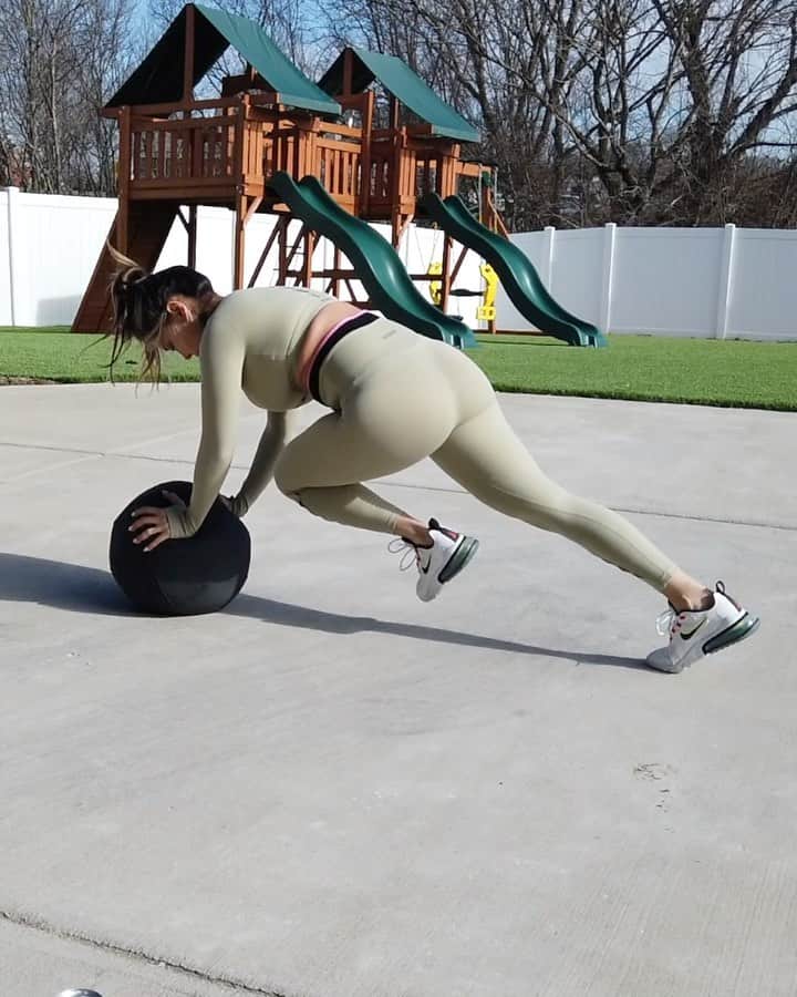 Tianna Gregoryのインスタグラム：「Starting to warm up means outside workouts ☀️😎」