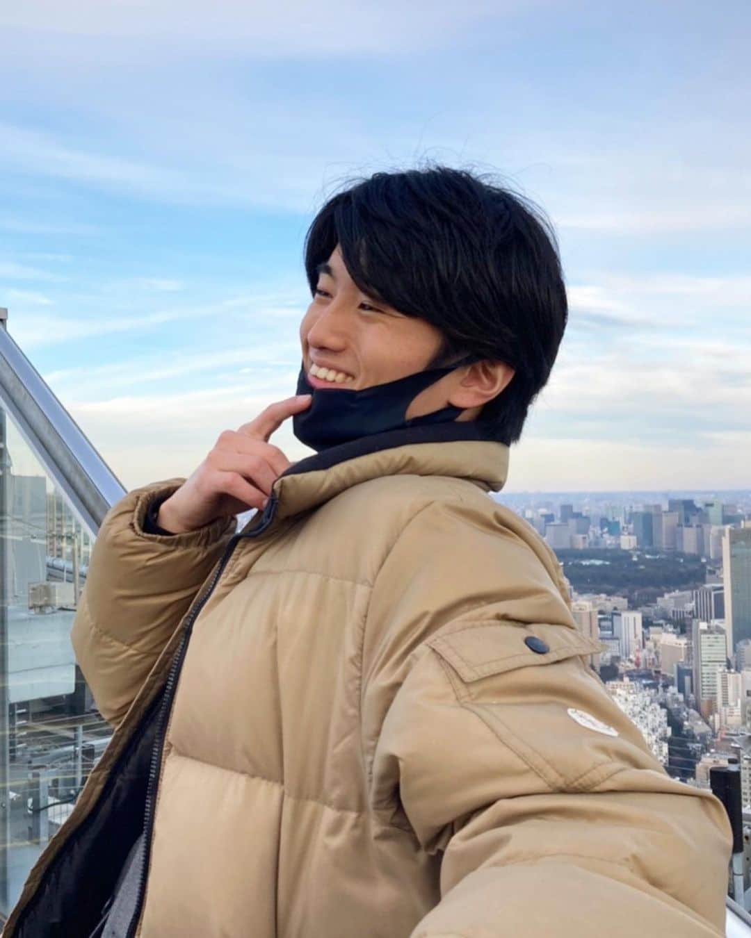 髙橋航大のインスタグラム：「【お知らせ】 ⁡ 2月より、1年間 音声プラットフォームVoicyの Voicy Morning Newsというチャンネルで パーソナリティを務めることになりました😌 ⁡ 毎週木曜日の朝6:30から ニュースをお届けするので、 是非Voicyで聴いてもらえたらと思います。 ⁡ ⁡ 声だけの情報発信はなかなか慣れませんが、 「継続は力なり！」で頑張ります💡 ⁡ ⁡ #Voicy #Voicyモーニングニュース #朝のニュース #ラジオ配信 #ラジオパーソナリティ #ラジオ #キャスター #リポーター #朝 #配信 #大学生 #経済ニュース #経済番組」