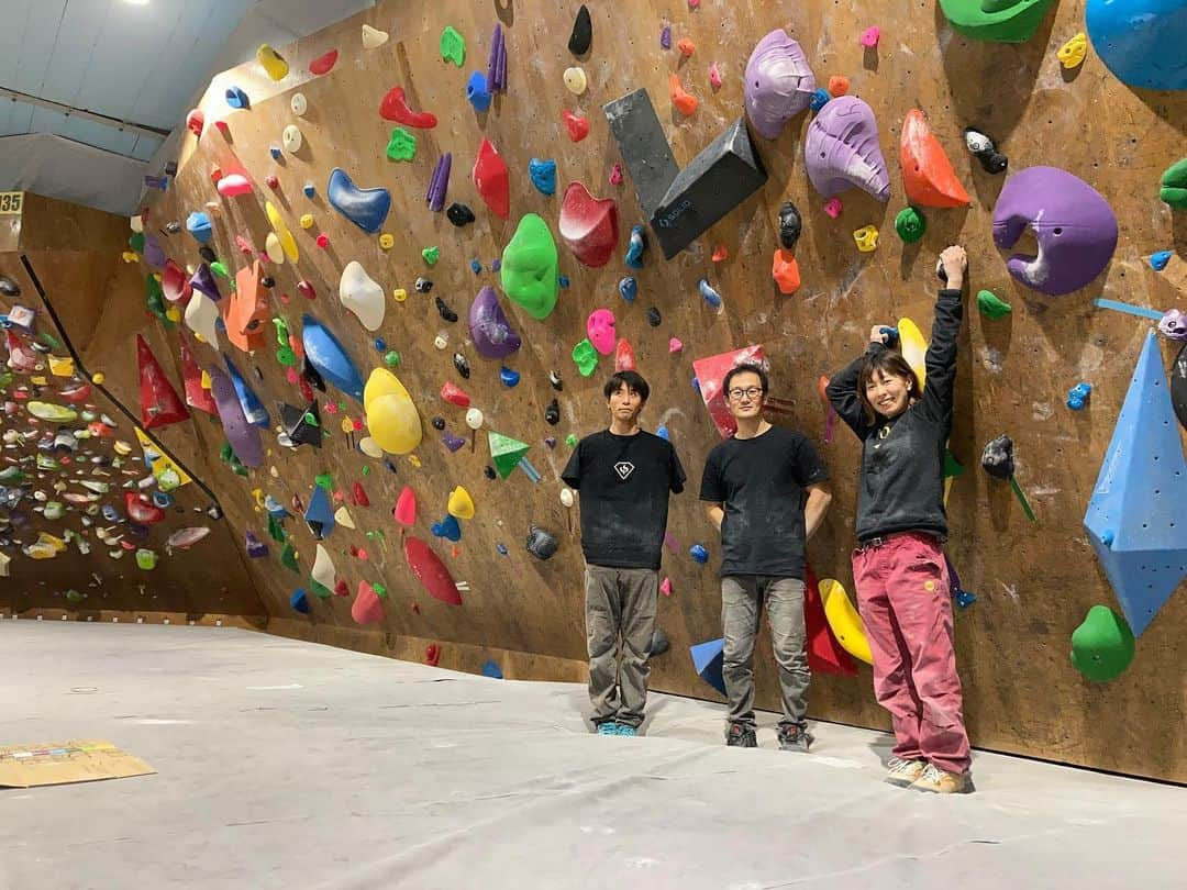 義村萌のインスタグラム：「2022.01.27 . @cragclimbinggym さんにてセットさせていただきました！ 浜松の皆様よろしくお願いします🌟  オーナーの@itoh1208 さんには子どもの頃スクエアでお世話になっていました。十数年越しにお仕事としてご一緒させてもらうことができて、なんだか感慨深かったです。  今年はセットのお仕事もしっかりインスタに更新していこうと思います。3日坊主にならないように頑張るぞ😤  @kyosuwak  @w.route.set  @jyarashi_koubou  #climbing #bouldering #routesetter」