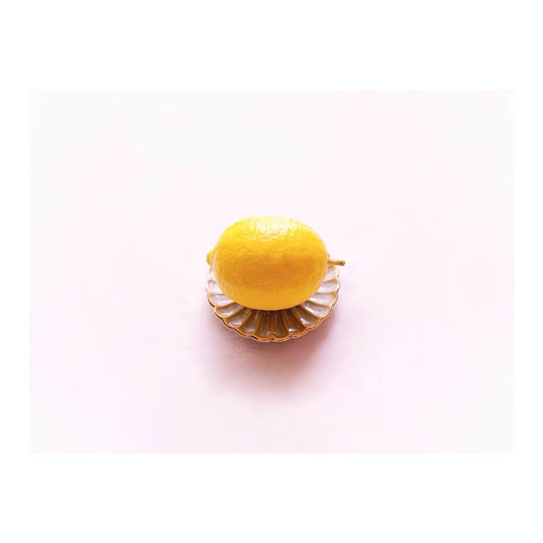 宮本笑里のインスタグラム：「今年も。母が育てたレモンさん🍋  #lemon #家庭菜園」