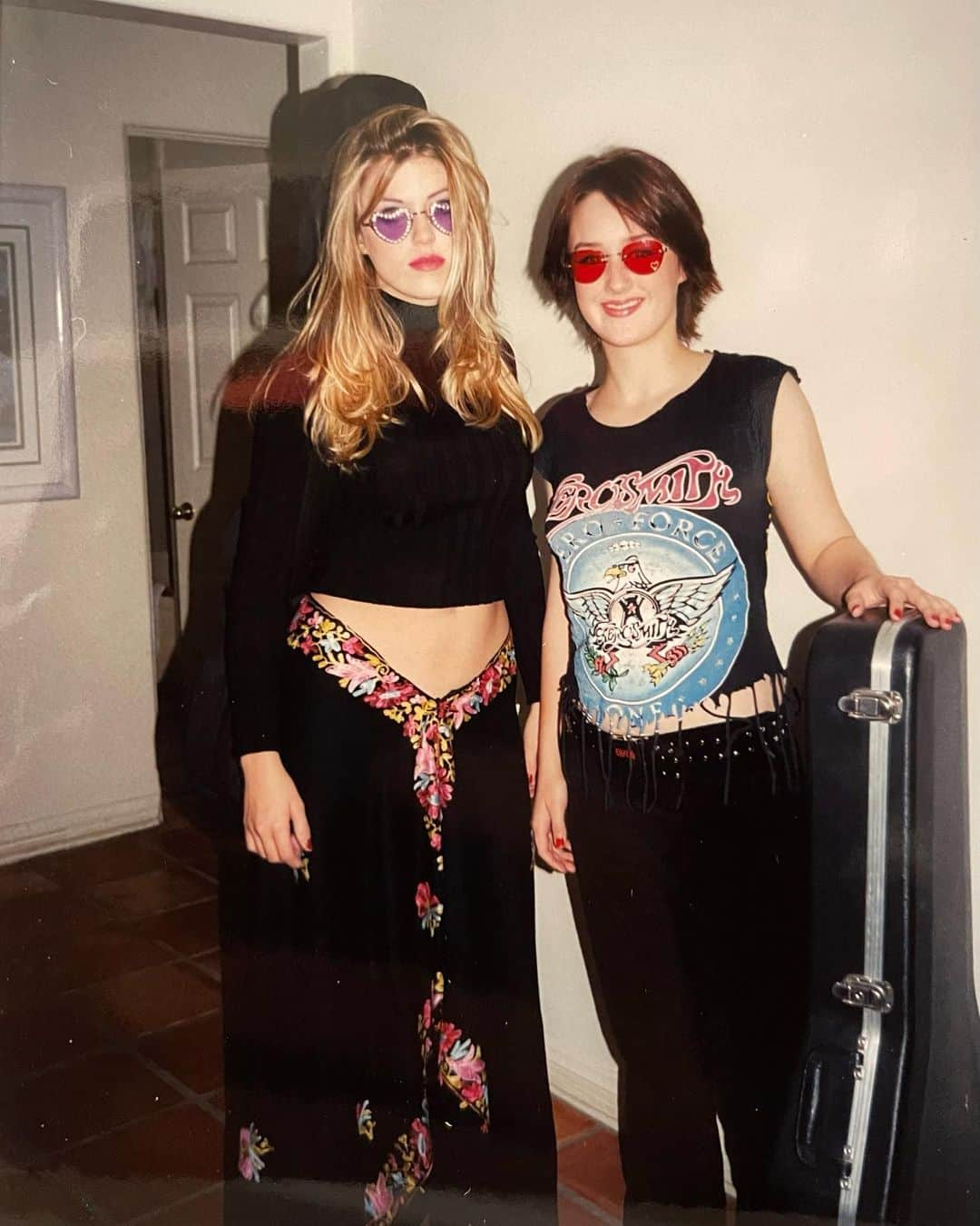 アシュレー・ジョンソンさんのインスタグラム写真 - (アシュレー・ジョンソンInstagram)「It’s my sister’s birthday, which obviously means I’m going to post an embarrassing photo.  Fun fact, we used to be in a band together. My sister is probably my favorite singer in the whole wide world (not to mention one of my favorite people in the whole wide world). Also, she made the skirt she’s wearing and used to call them “airplane skirts.” She’s the greatest and I’m so thankful she’s in my life. I love you so much, B! Bonus photo: Haylie and I wearing our favorite facial mask at the time (Borghese active mud mask, which made us feel VERY fancy), while Jon serenaded us. He can ALSO carry a tune. AND, it’s also his birthday.  Go wish these kids a Happy Birthday please and thank you.」1月30日 12時49分 - ashleythejohnson