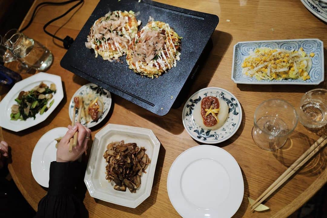 高山都さんのインスタグラム写真 - (高山都Instagram)「豆腐のお好み焼きは、最初の緊急事態宣言のときに、仲良しのクボリサ @abbeyrisakubo がよく作ってて、ホントに粉入れなくていいの？と何度も聞いて、大丈夫！みやこさん！りさのこと信じてください！って教わって作ったレシピ。 それを自分なりにアレンジしたのを #高山都の美食姿 3巻に詳しい作り方載せてます。 軽くてふわふわで罪悪感なくて美味しいんだー。 はるちゃん @haruna.sema が、年始からずっとお好み焼きしようって言ってたから、しっぽり集合した土曜日の夜。 相変わらず親戚みたいで楽しい時間だったなー。 ワインめっちゃ空いた🍷🍾🍾🍷 副菜はふろふき大根、菊芋とセロリの塩炒め、ごぼうと切り干し大根の洋風きんぴらバルサミコ酢で、生の白菜とコーンのコールスロー。 #みやれゴハン お皿は #石川隆児 @iskwryuji とか #伊藤環 さんとか古伊万里とか @emmeo_onlinestore とか。 ワンピースとターバンは @ua_greenlabel と @oblekt_jp とコラボで作らせてもらったもの。 インスタライブはIGTVに残してるので、料理中やらはるちゃんとのお喋りはそこからどうぞ。」1月30日 12時58分 - miyare38