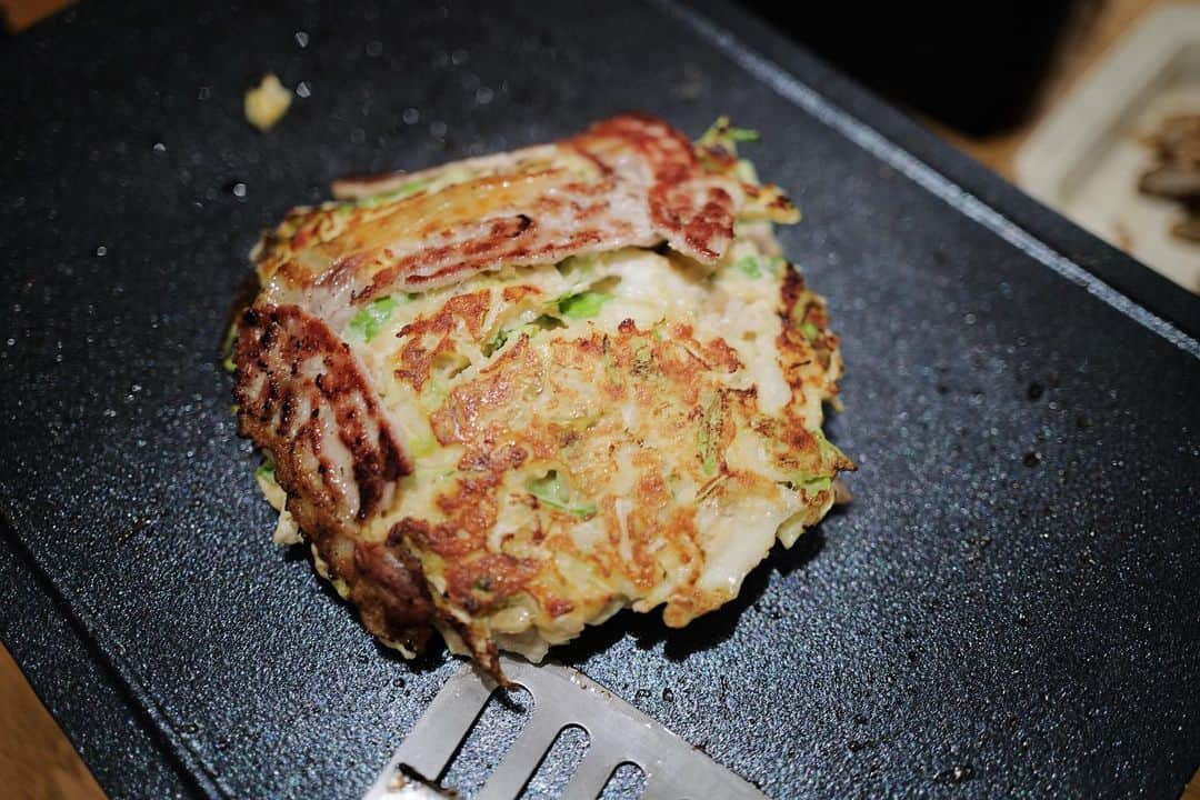 高山都さんのインスタグラム写真 - (高山都Instagram)「豆腐のお好み焼きは、最初の緊急事態宣言のときに、仲良しのクボリサ @abbeyrisakubo がよく作ってて、ホントに粉入れなくていいの？と何度も聞いて、大丈夫！みやこさん！りさのこと信じてください！って教わって作ったレシピ。 それを自分なりにアレンジしたのを #高山都の美食姿 3巻に詳しい作り方載せてます。 軽くてふわふわで罪悪感なくて美味しいんだー。 はるちゃん @haruna.sema が、年始からずっとお好み焼きしようって言ってたから、しっぽり集合した土曜日の夜。 相変わらず親戚みたいで楽しい時間だったなー。 ワインめっちゃ空いた🍷🍾🍾🍷 副菜はふろふき大根、菊芋とセロリの塩炒め、ごぼうと切り干し大根の洋風きんぴらバルサミコ酢で、生の白菜とコーンのコールスロー。 #みやれゴハン お皿は #石川隆児 @iskwryuji とか #伊藤環 さんとか古伊万里とか @emmeo_onlinestore とか。 ワンピースとターバンは @ua_greenlabel と @oblekt_jp とコラボで作らせてもらったもの。 インスタライブはIGTVに残してるので、料理中やらはるちゃんとのお喋りはそこからどうぞ。」1月30日 12時58分 - miyare38