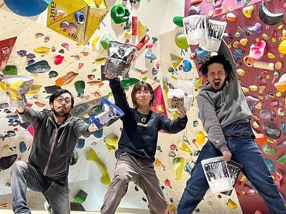 義村萌のインスタグラム：「2022.01.28 . @crunch_climbing_park さんでセットさせていただきました！ 色んなチョークがお試しできるスーパーチョークセッション開催中です🌟 普段愛用しているGFREAKのチョークも持っていったので、ぜひお試ししてみてください！  とっても可愛いイモリちゃんもいてファンになりました。笑  @nagatanobuyuki  @jyarashi_koubou  #climbing #bouldering #routesetter」