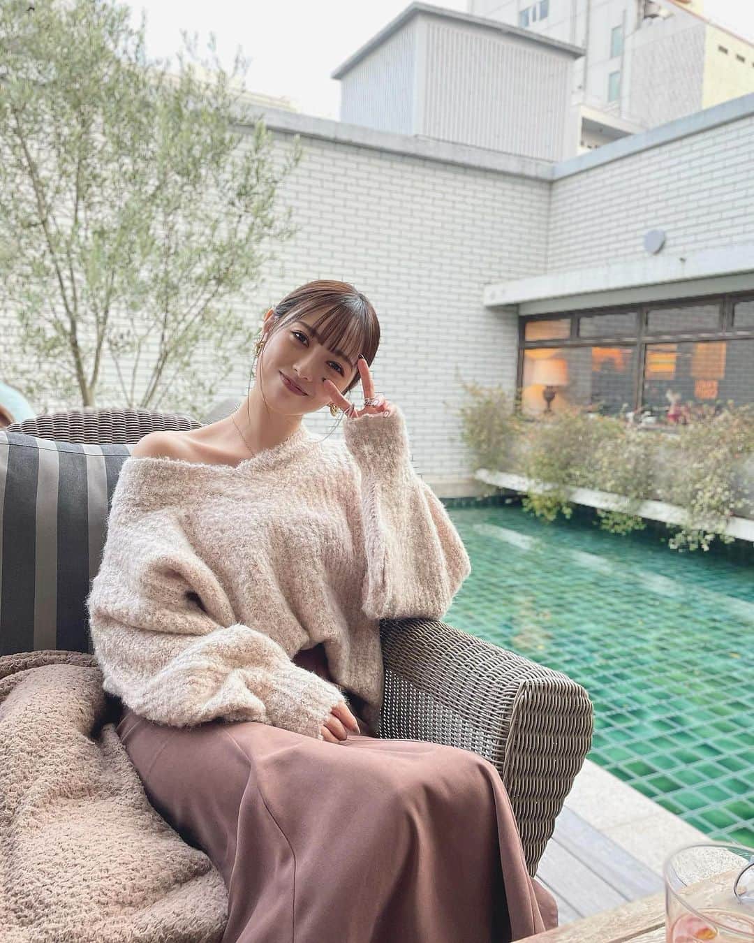 宮内理沙のインスタグラム：「写真だときつく見られがちだけど普段は3枚目みたいな感じです😂☀️ かっこつけがちだからかな🤣？ かっこよく見られたい欲が全面に出てるのが私のインスタです🙈笑 . . テラスでお茶できるくらい暖かくなってほしいな☕️💭 写真はもう少し暖かい時のものです🙏」