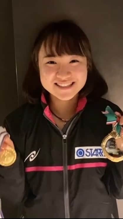 伊藤美誠のインスタグラム：「フォロワーの皆さまへ💌  全日本卓球選手権(1.24-30,東京体育館)で、 大会4連覇を果たした女子ダブルスと、 3年ぶり3回目の優勝に輝いた 女子シングルスで2冠を達成🏆🏆  表彰式後,リモート取材などを終え, 一息ついた伊藤選手から皆さんへ メッセージです✨  これからも✨  #みまがんば ✊  #伊藤美誠 #スターツ #卓球 #tabletennis #pingpong」