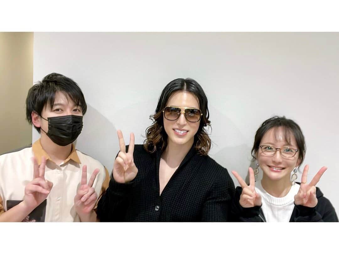 松澤千晶のインスタグラム：「ローランドさんによるアニメ番組、R指定アニメ！ 新年第一回も楽しかったです✨  ゆるキャン△が、まさか、ゆる＝ゆるす、キャン＝Can、だったなんてね…  大丈夫だよ、きっとできるよ。というメッセージ性があったのですね。そんな馬鹿な。笑  本当に、この番組は、良い番組だなと思います。  数あるアニメ番組でも自信を持って面白いと言えると思うのですが、AT-X加入はなかなかハードル高いのかな。笑  ローランドさんは誇り高きキモヲタさんなので、普段お話できないこともここならば！と、今日も生き生きと輝いていらっしゃいました。  少女革命ウテナにハマり過ぎて、考察癖がついているのもさすがでしたね🌹  大学院とお仕事で忙しい田口アナとも久々にお会いできて嬉しかったので、お写真いただきました🎶」