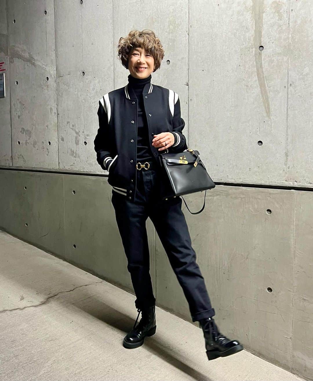 黒田知永子のインスタグラム：「. 冬の黒… 黒デニム&テディJK こんなボーイッシュな格好がしたい気分なのです☺︎  先日何もないところで、躓いて転びました。久しぶりに膝小僧を擦りむいて痛い😹 ちょっとボーっとしていたのは確かですが、あの躓き方はなんなんでしょ？老化でしょうか… 恥ずかしかったです。  #テディジャケット #saintlaurent men's44 #yunahica_chieko  #スタンダードデニム size1を履いています #黒田知永子  #chiekokuroda」