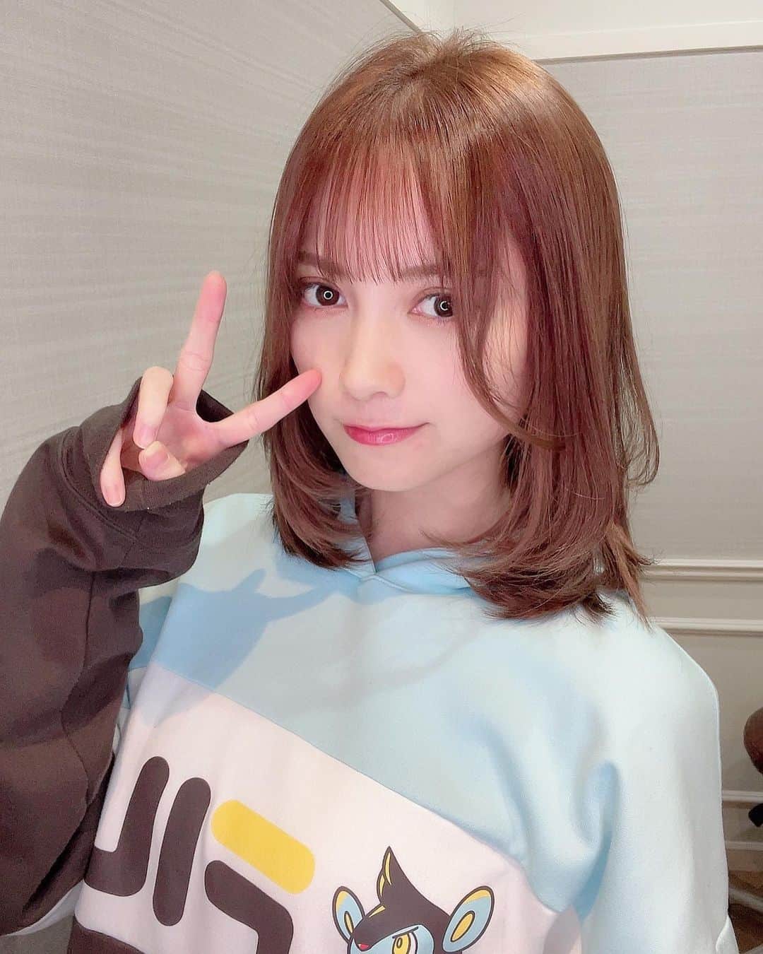 桃月なしこさんのインスタグラム写真 (桃月なしこInstagram)「本日1/24(月)発売 #ヤングマガジン の表紙に登場????♀️????新年一発目のヤングマガジンさんです! 大人っぽかったり可愛らしかったり爽やかだったりと様々な表情の私が見れる1冊になってます! 更に巻末は ... ヤングマガジン 2022 桃月なしこ 3冊