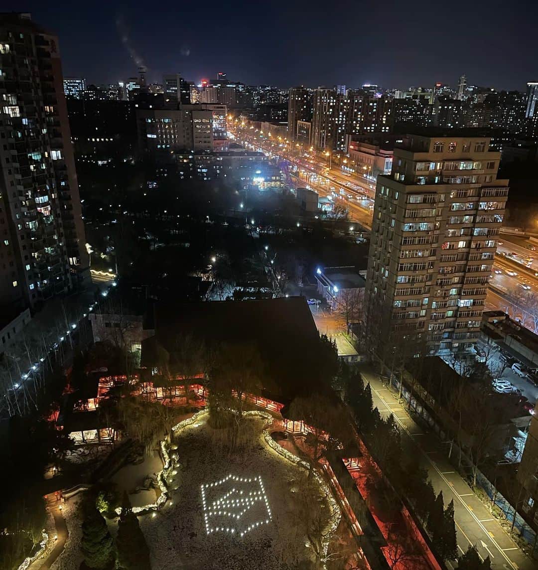 大町怜央さんのインスタグラム写真 - (大町怜央Instagram)「今日もお疲れ様でした。 着々と、冬季五輪開幕に向けて、 ムードも緊張感も高まる中国・北京です！  今日は日中3℃くらいで暖かかったです🐷 →「まだいける」が口癖になりつつある  明日も取材行ってきますー！🏃‍♂️  #夜景がほんとに綺麗 #Beijing#Beijing2022 #北京は車線が多い #片側5車線あるところも」1月31日 0時05分 - omachi_reo
