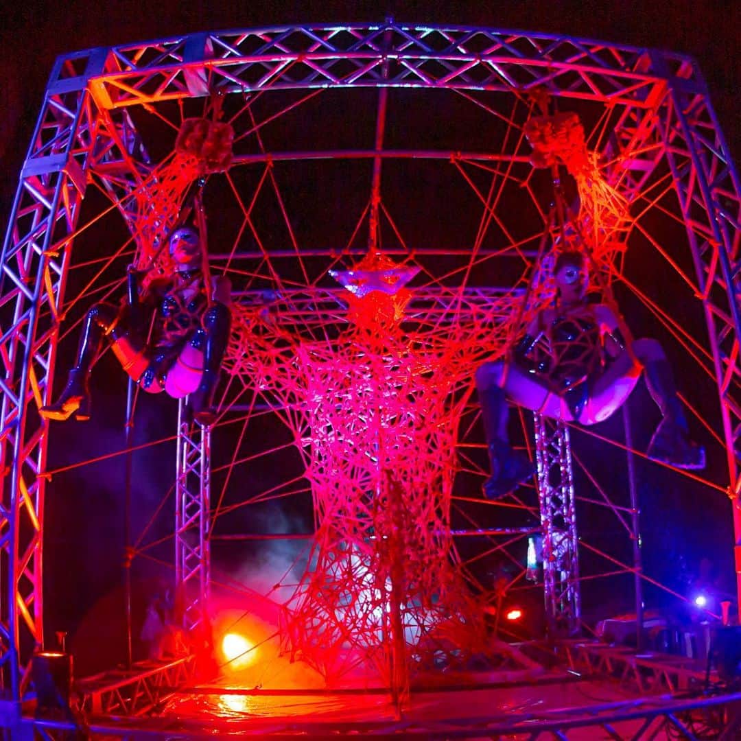 Hajime Kinokoのインスタグラム：「Rope installation in Fuji Rock festival 2019 My rope performance! rope Hajime Kinok and Ropes Model @bodyscape.seira and Kiki http://shibari.jp 🙏Please like to comment #fashion #art  #hajimekinoko #modernart #ropeinstallation #installation #installationart #music #man  #giant #ropeart #ロープアート #fujirock #fujitockfestival #fujirock2019」