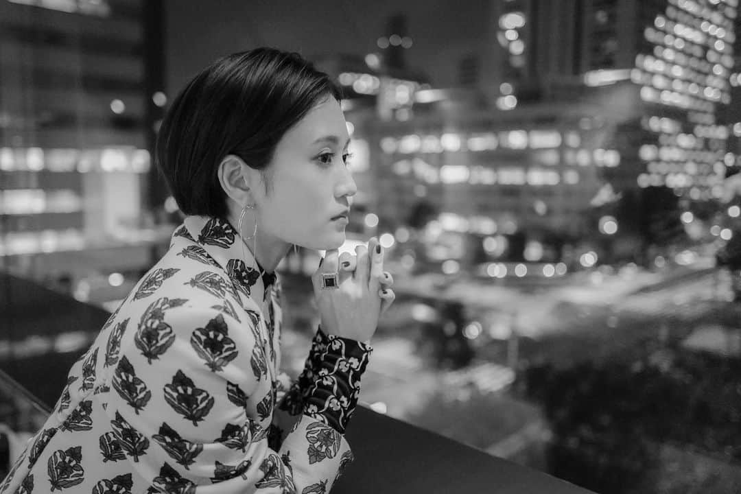 前田敦子のインスタグラム：「. 昨年の秋頃の写真。  ドラマ「逃亡医F」の劇中でも着用させていただいてる  @toryburch   ♡」