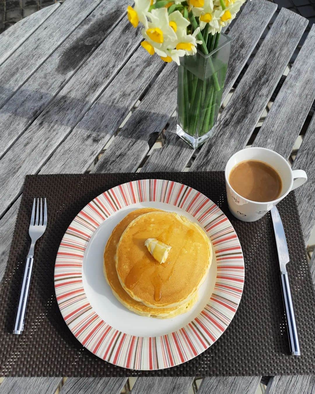 のインスタグラム：「🥞🥞 . ベランダでbranch🤍 しかーし パンケーキ焦げた。 Instagramと現実🤣 . #黒坂真美 #kurosakamami #pancakes #パンケーキ #branchbalcony #branch  #japan #🥞 #🥚 #🥛 #☕ #😋 #🇯🇵」