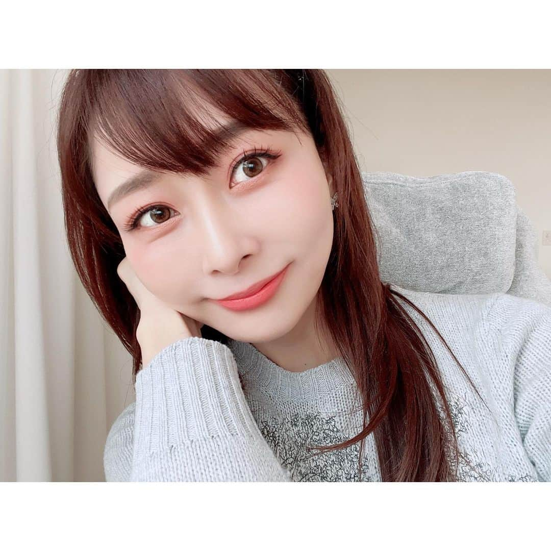 石井美保さんのインスタグラム写真 - (石井美保Instagram)「昨夜娘が、「アイメイクがマンネリ化してテンション上がらない」と言ってきたので、同じような色味なんだけれどもテンションが上がるパレットを探してあげました。メイクが毎日一緒だと飽きるけど、別にメイクをガラリと変えたいわけじゃない。わかるよ！わかる！  つられて私も、ぱっと見いつもと変わらないメイクだけれど、新しいアイテムを使ってマイナーチェンジ。アイシャドウ、情報解禁になったらすぐにupします！レベージュウォームに次ぐお気に入り見つけました😊」1月30日 15時46分 - miho_ishii