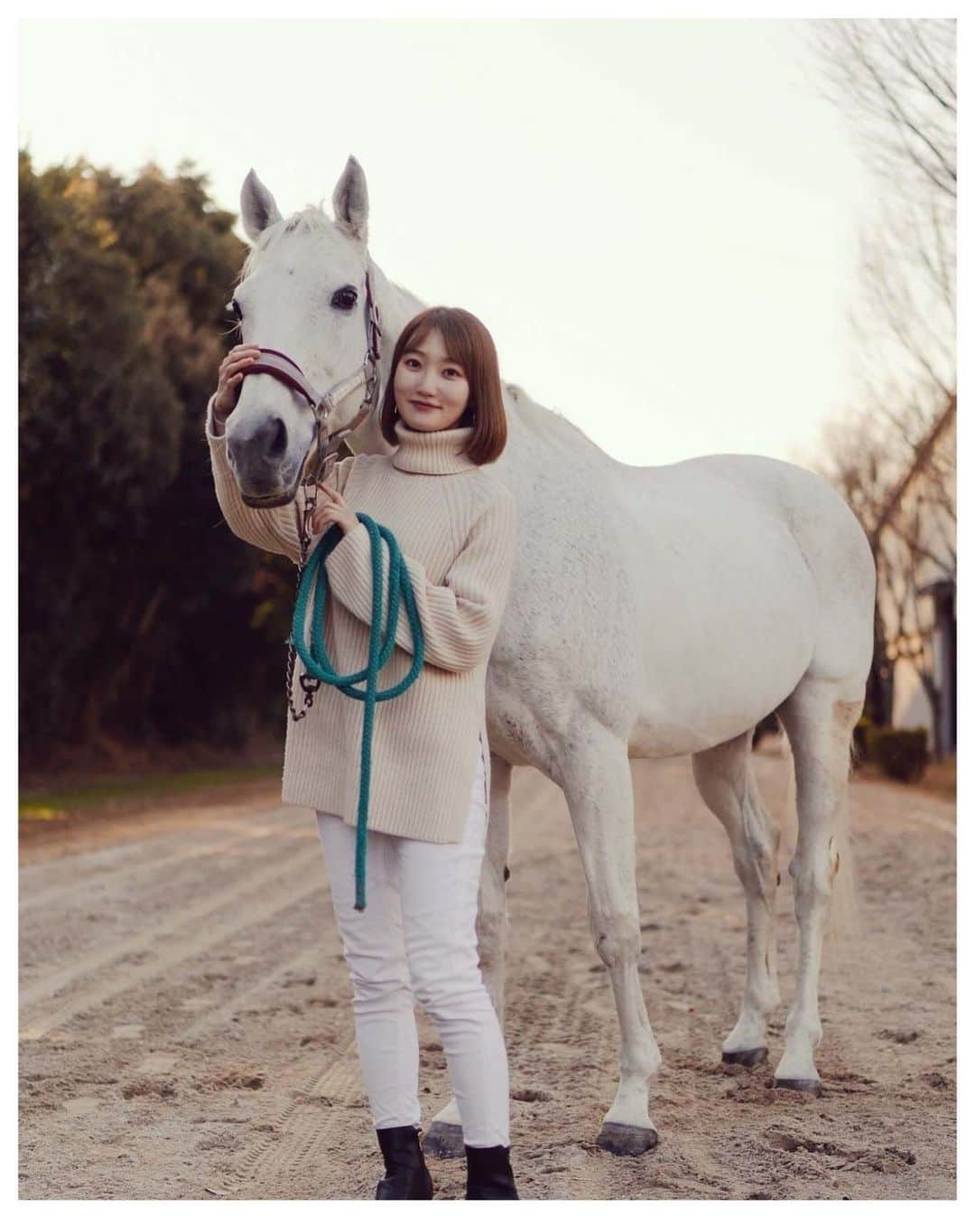 金香里のインスタグラム：「🐴🤍  年始に明石乗馬協会にお邪魔させていただきました。 写真を撮ってくださった岩島さん @iwashima.photo  に案内していただき、 お馬さんも沢山いて、スタッフさんも素敵な方々ばかりで、施設もとても立派でした。 家が近かったら間違いなく通い続けたい場所ですね☺️  三木ホースランドパークは圧巻でした。 乗馬も出来て最高の日でした。  次帰省したらまた絶対行きます。  岩島さん、ありがとうございました🕊  写真を一緒に撮ってくれた4頭のお馬さん達もありがとう✨」