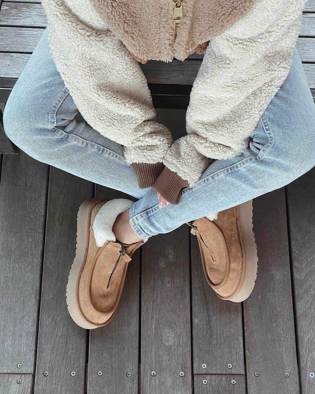 志田友美（ゆうみん）のインスタグラム：「@uggjapan のブーツが絶妙な厚底で可愛すぎて即買い🤦🏽‍♀️❤️‍🔥  スキニーと相性よすぎなのよ🤍  普通のムートンもいいけどブーツも好き。   #uggshoes #ugglife #hunketteboot」