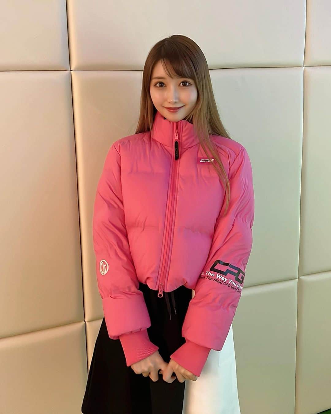 のインスタグラム：「. ちょーかわいいピンクのショートダウン💖💖 @cpggolf_official のものだよん ふかふかで軽いのにあったかくて、映える👍💕 . 丈感がちょうど良くて、色んな服に合いそうだから沢山着回したいな✨ . 今回はゴルフの練習に着て行ったよ〜⛳️ 早くゴルフ場でも着たいな😆💖 . #cpggolf#cpg#cpgapparel#golf#golfwear#golfgirl#golflife#golfer#golfshot#pink#japanesegirl#シーピージー#シーピージーゴルフ #ゴルフ女子#ゴルフ初心者#ゴルフ#ゴルフウェア#ゴルフコーデ#ゴルフファッション#ゴルフ女子コーデ#ゴルフ好き#ゴルフ好きな人と繋がりたい」