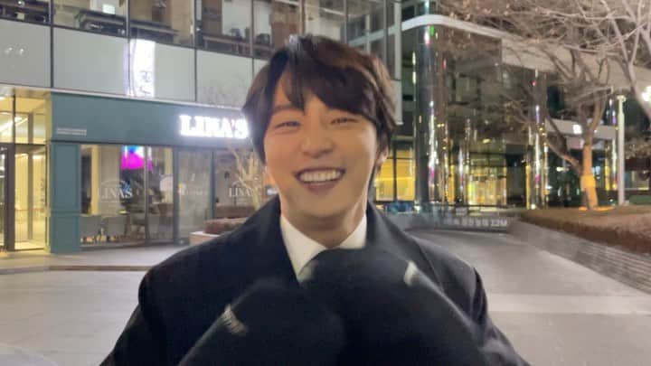 ユン・シユンのインスタグラム：「너무 추워진 날씨, 배우님은 영화와 드라마를 오가며 열심히 촬영중입니다   <빛 반사로 인해 배우님 보시는데 방해가 되는점 죄송합니다> 🙇🏻🙇🏻」
