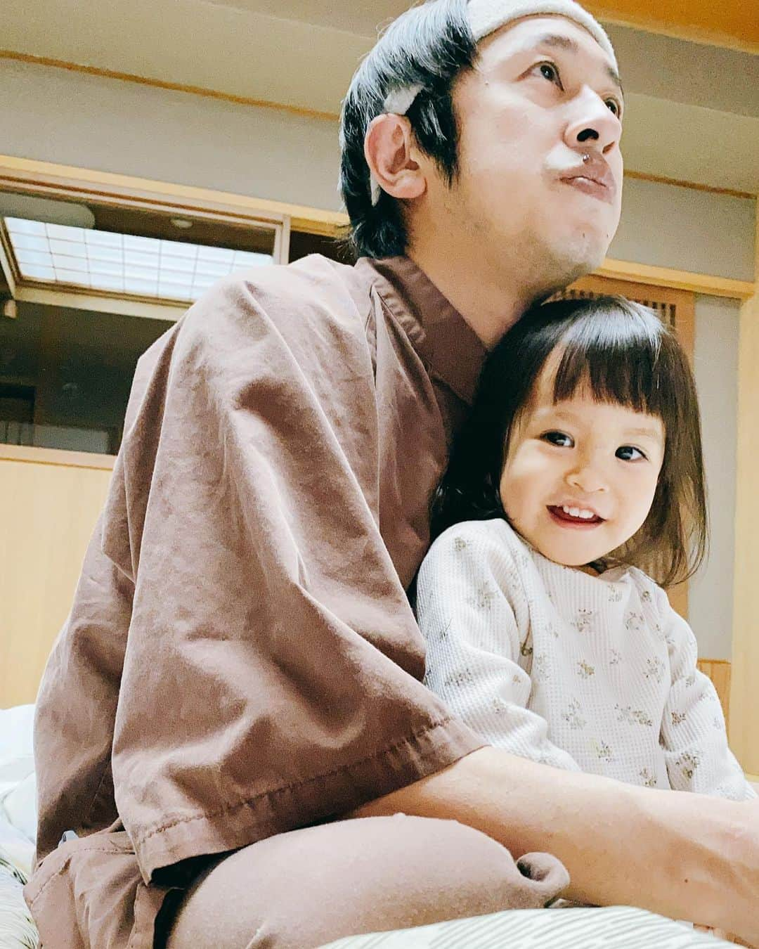 カジサック&ヨメサックのインスタグラム：「パパ大好きなおはるは旅行中パパにべったりでした😊 子ども達とゲームをするパパのお膝に座って嬉しそうなおはる❤️  幸せそうなパパと、パパと一緒で嬉しそうな子ども達を見ているのが1番幸せだなと感じる瞬間です✨  #はるちゃん🕊 #カジサック #ヨメグラム #お正月に旅行に行った時の写真です😊」