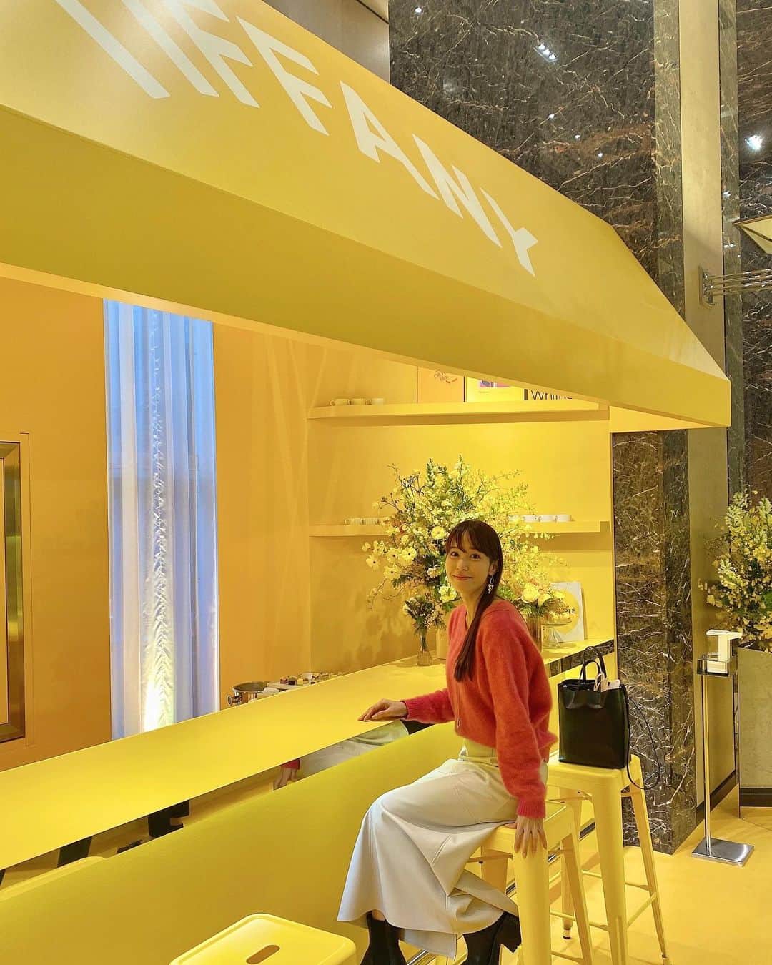鷲見玲奈さんのインスタグラム写真 - (鷲見玲奈Instagram)「. Tiffany& Co.の日本上陸50周年を祝したイベント「イエロー イズ ザ ニュー ブルー（Yellow is the New Blue）」にお邪魔してきました💛  一面黄色の装飾に、キラッキラのイエローダイヤモンドたち✨✨ 非日常的な空間に、しばらく脳が混乱していました🥺  4枚目のネックレスのイエローダイヤモンドは、なんと128.54カラット😳(世界最大級！)  これまでメアリー・ホワイトハウスとオードリー・ヘップバーン、レディ・ガガ、ビヨンセが着用したんですって！！  1カラットでもすごいのに、100倍って😂😂😂  しかも、ご厚意に甘えて何点か試着もさせて頂いてしまいました…🥲 なんて優しいスタッフの皆さん…🥲ありがとうございます😭  それから、9枚目の青い石はタンザナイトという石で、タンザナイトという名前はティファニーが名付けたんですって💎  深い青が吸い込まれそうなほど美しかったです☺️  今回撮影OKとのことだったので、ここに載せきれないほどたくさんの写真を撮らせて頂きました😌  写真で見ても、非日常感は伝わるでしょうか？ ちなみに、お値段も非日常でした😂  #Tiffany #YellowistheNewBlue  #MaryWhitehouse #AudreyHepburn #LadyGaga #Beyonce」1月30日 18時31分 - sumi__reina