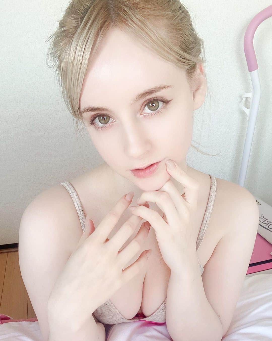 ジェマ・ルイーズのインスタグラム：「Good evening💕こんばんは💗　#モデル #グラビア」