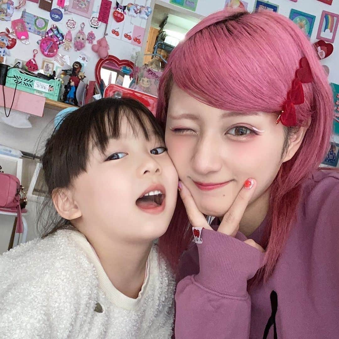 ゆうひなたのインスタグラム：「. . . やっと会えた😭😭😭😭😭💗 ずっとずっと会いたかったしなこ😭💗 コラボ動画撮影したよ☺️♩ ゆうひなにはサプライズで しなこハウスに行って 超超超超テンション上がってた😚❤️‍🔥❤️‍🔥. . . . しなマミーにもお会いできて 嬉しかったぁぁぁ😭💗💗💗 しなことしなマミーみたいに 大きくなっても仲良しな親子に わたしもなりたい！！！！😚. . . 楽しかったー😭💗💗💗💗. . . . やっぱりクリエイターさんに会うと モチベ上がるね🔥🔥 頑張ってる人ってかっちょいい！！！ しなこありがとう☺️🙏💓. . . .」