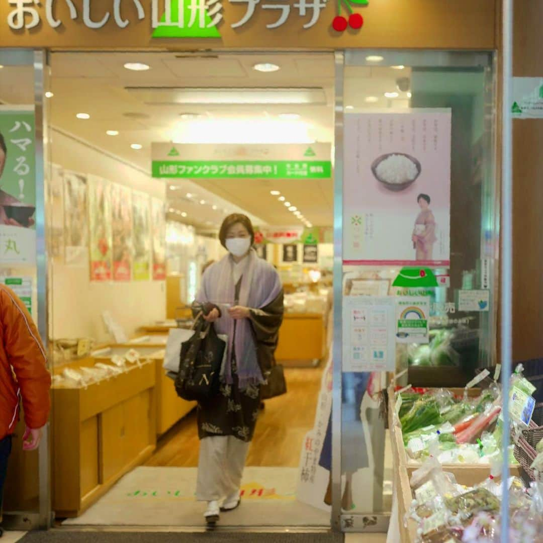 川原亜矢子さんのインスタグラム写真 - (川原亜矢子Instagram)「全国食材探し #tokyo #kimono #アンテナショップ #山形 #広島 #大阪 #沖縄 #買物 #着物 #自粛」1月30日 18時53分 - ayakokawahara