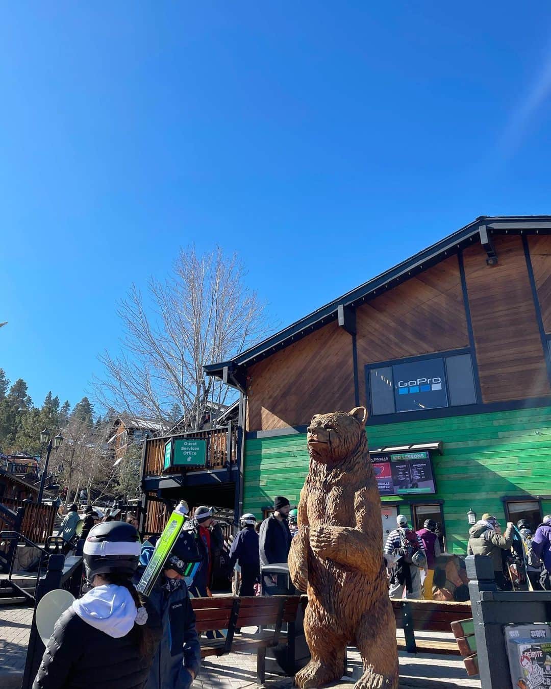 Isakoさんのインスタグラム写真 - (IsakoInstagram)「#スノボ ☃️❄️💓 　  ついに、、アメリカでもスノーボードデビューしました🏂 ボードも🛹ウェアも👗日本の実家に置いているので、ウェアだけ買い揃えてボードはレンタルしました💓 　  今回はBig Bear Lake🧸と言うクマが沢山いる(らしい)と言われていスキー場へ🎿 　 街の至る所にクマの銅像？木彫り？があってとっても可愛い場所でした🥰 　 シーズン中あと何回滑ることができるかなあ💓 　 　  Last weekend, I enjoyed snowboarding in Snow Summit Ski Resort.It was my first time snowboarding in the USA. I had an amazing time learning. I will definitely return for round 2,3,4 and more.  　  #スノボ女子#スノーボード#スノーボード女子#スノボウェア#スノーボードウェア#雪山#雪#snowboarding#bigbearlake#snowpark#snowsummit#bigbearmountain#snowwear」1月30日 18時58分 - ichaaako