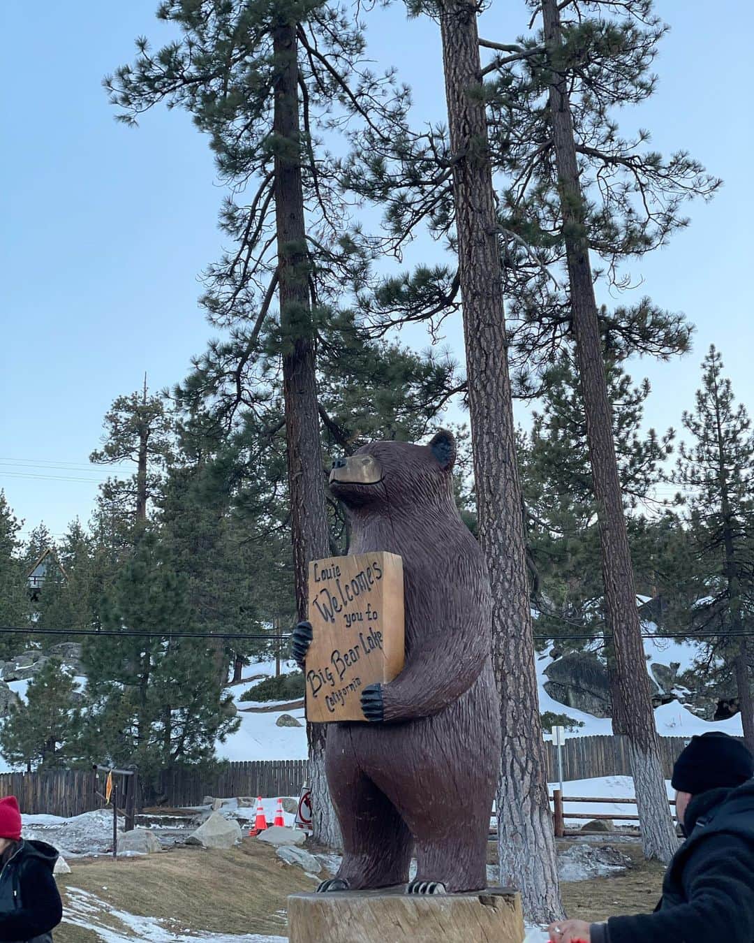 Isakoさんのインスタグラム写真 - (IsakoInstagram)「#スノボ ☃️❄️💓 　  ついに、、アメリカでもスノーボードデビューしました🏂 ボードも🛹ウェアも👗日本の実家に置いているので、ウェアだけ買い揃えてボードはレンタルしました💓 　  今回はBig Bear Lake🧸と言うクマが沢山いる(らしい)と言われていスキー場へ🎿 　 街の至る所にクマの銅像？木彫り？があってとっても可愛い場所でした🥰 　 シーズン中あと何回滑ることができるかなあ💓 　 　  Last weekend, I enjoyed snowboarding in Snow Summit Ski Resort.It was my first time snowboarding in the USA. I had an amazing time learning. I will definitely return for round 2,3,4 and more.  　  #スノボ女子#スノーボード#スノーボード女子#スノボウェア#スノーボードウェア#雪山#雪#snowboarding#bigbearlake#snowpark#snowsummit#bigbearmountain#snowwear」1月30日 18時58分 - ichaaako