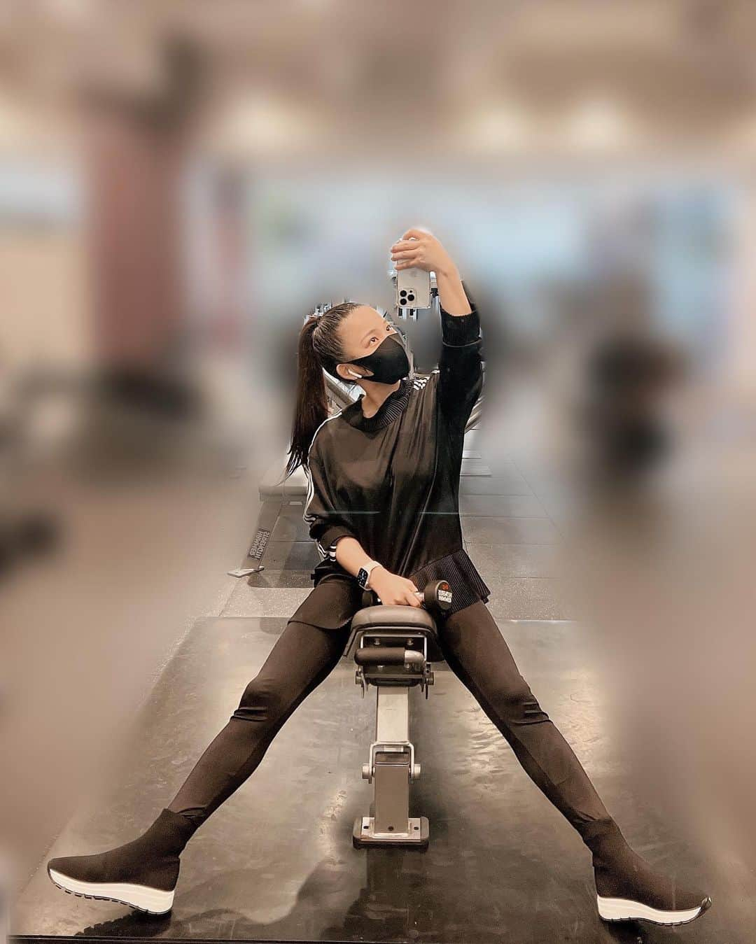 天木じゅんさんのインスタグラム写真 - (天木じゅんInstagram)「. . 久しぶりすぎるgym♥︎♥︎ 今日やった部位は お腹二の腕お尻背中 うちもも有酸素と ほぼ全部ww 最後に汗だくショット載せてますw . . 次の作品に向けて 身体仕上げる期間突入です。 グラビアも映像も それぞれベストで 挑めるように頑張ります☺︎ . . これまた久しぶりの私服。 @fendi のショルダーバッグ ヴィンテージでめっちゃ安くでgetできた/// ヴィンテージが1番可愛くて好きです…☆ . . #天木code #天木workout  #やっと前髪がオールポニーできる #長さまで伸びてくれた楽ちん」1月30日 19時18分 - jun.amaki