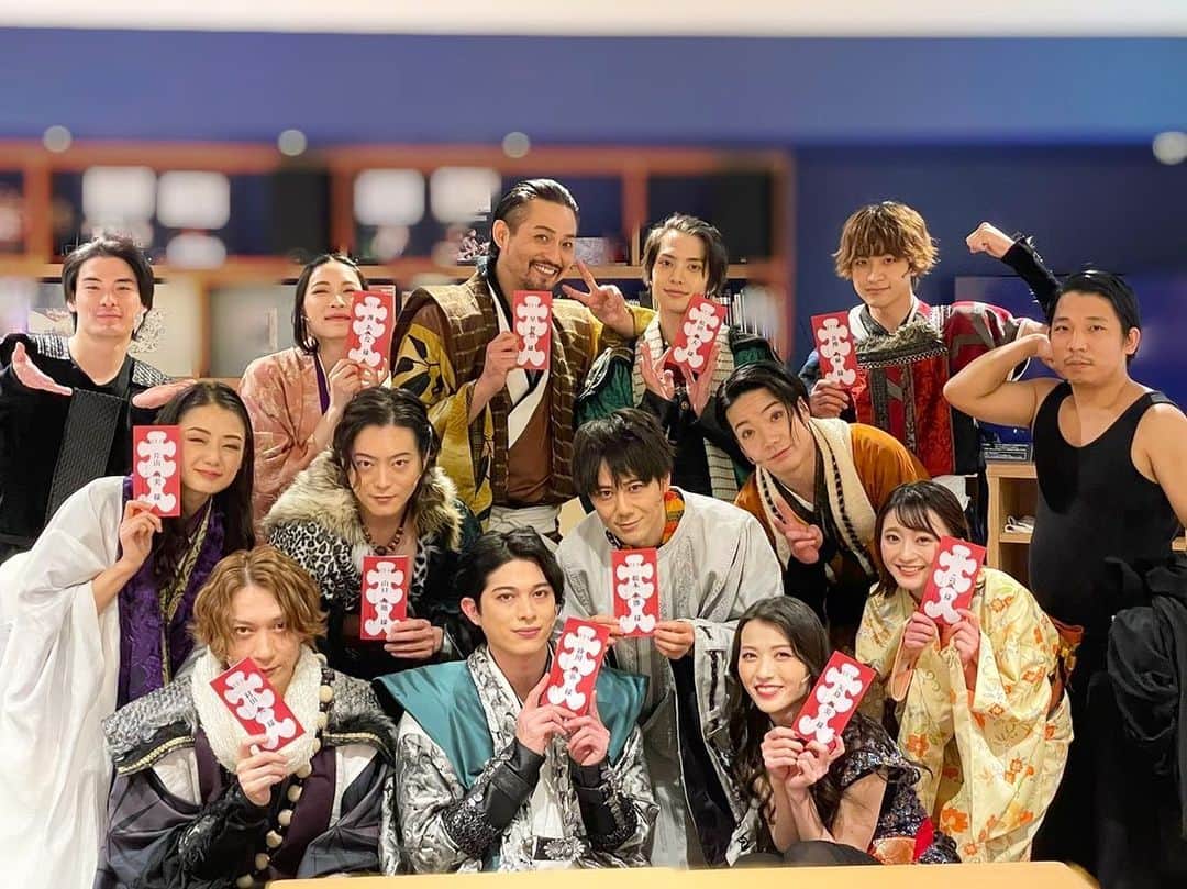 のインスタグラム：「⚔  #ガーネットオペラ  #garnetopera   東京公演 閉幕いたしました！ 奇跡の日々、 あっという間の十三公演でした  ご観劇いただき 誠にありがとうございました！  全員ではないけど この場にいたみんなでの写真✨」