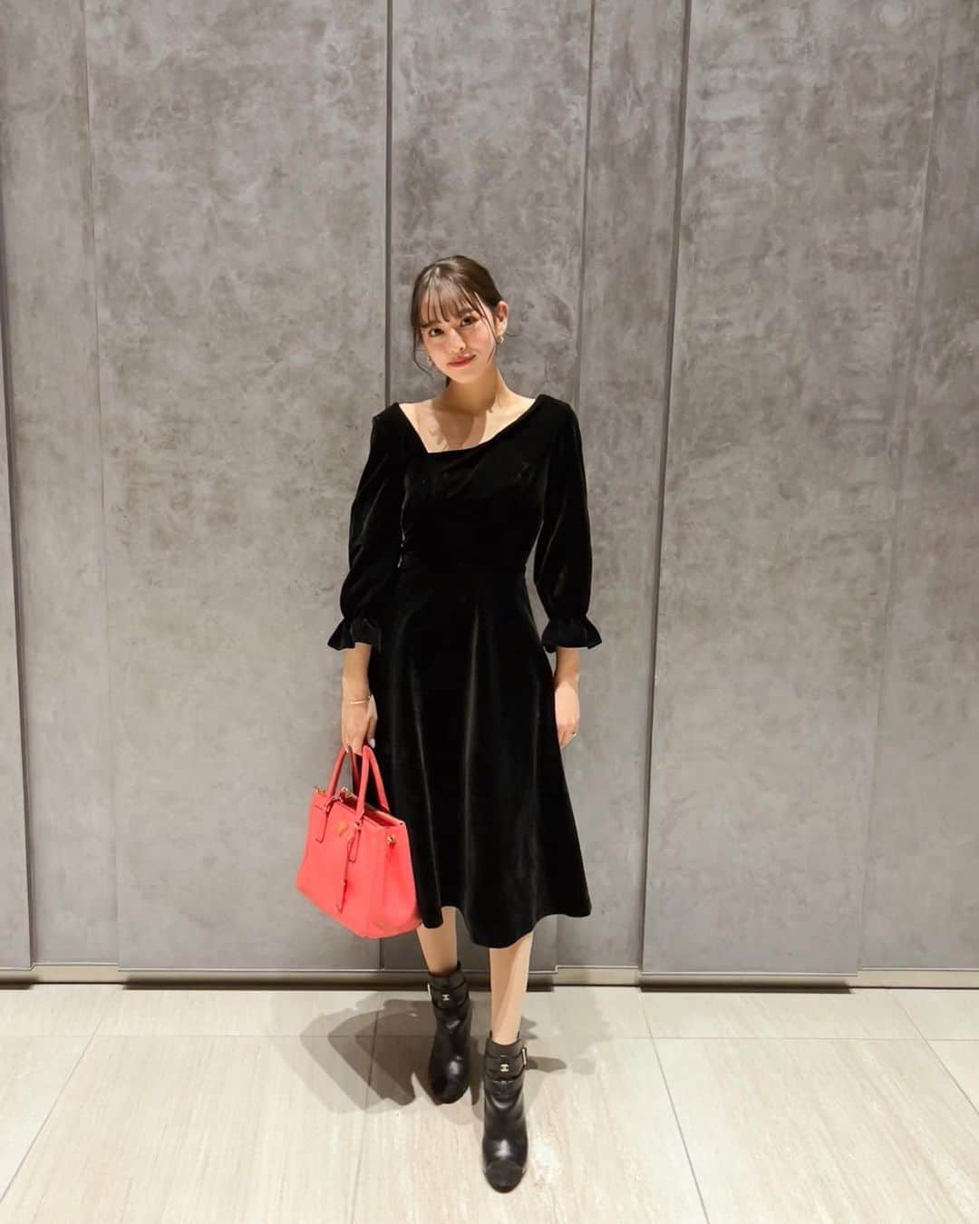 吉岡結紀のインスタグラム：「✐☡ ・ 🍷🌜🖤 ・ #outfits #coordinate #fashion #onepiece #blackfashion」