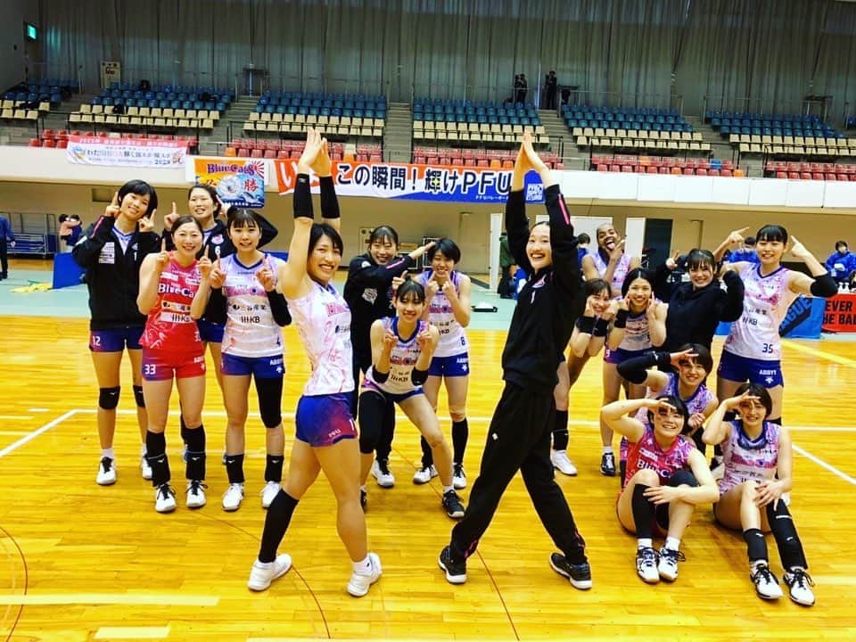 鍋谷友理枝さんのインスタグラム写真 - (鍋谷友理枝Instagram)「2022.01.30  10.11勝目🏐 大変な状況の中、試合を開催していただきありがとうございました。 画面の前で応援してくださった皆様もありがとうございました🏐 来週も"PFUらしく"がんばります😸💙 ご声援よろしくお願い致します🔥  #pfuブルーキャッツ  #vリーグ  #バレーボール」1月30日 19時34分 - gyu3855