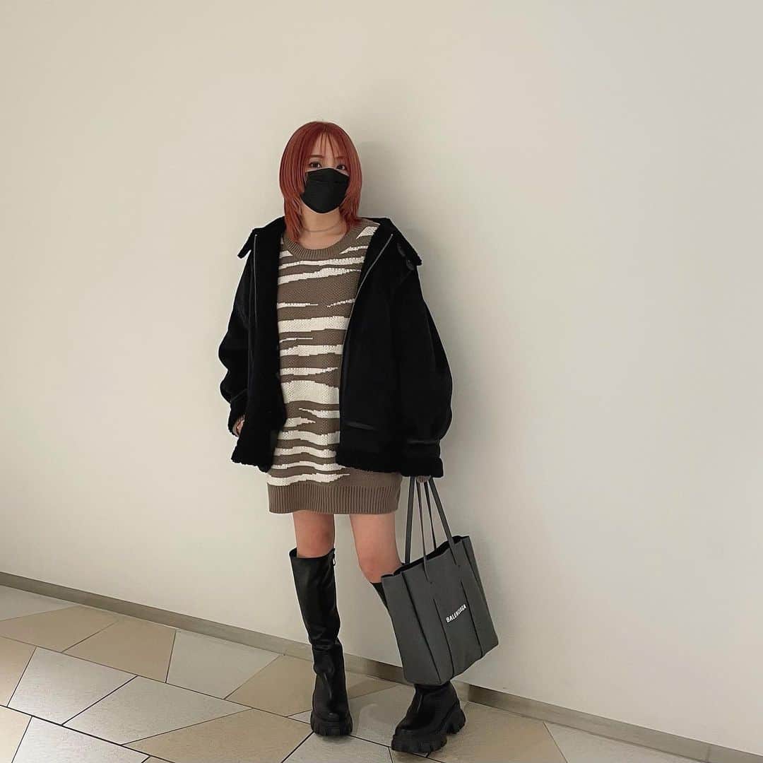 加藤愛永のインスタグラム：「最近脚出せるようになったから 出す率(言い方)が高い(  ･᷄֊･᷅ ) . ゼブラ可愛い🦓 @grl_official のニット❕ 今更ながらlookbook撮りたくて 部屋をめちゃくちゃ模様替えしたい 物がありすぎるんじゃ . . #grl #グレイル #code #断捨離 #出来ない #模様替えしたい #無理」