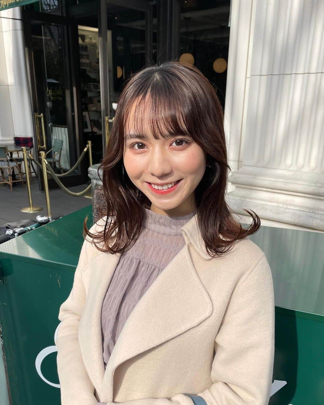 久村奈々子のインスタグラム：「・ 先日、前から気になっていたハーブピーリングをしてもらいました🌿  ずっと肌荒れに悩んでたから、お肌の水分量が増えて、赤みも引いて、ほんとうに嬉しい🥲✨  これから通うことに決めました💡  #アンリミット #クリスティーナ #ハーブピーリング #カーボキシー #ジェットピール #ハリウッドブロウリフト #血流からアプローチ #月1のご褒美 #月1の楽しみ #メンテナンス #美容day #pr #表参道カフェ #表参道ランチ #表参道グルメ #ralphscoffee #ラルフローレンカフェ」