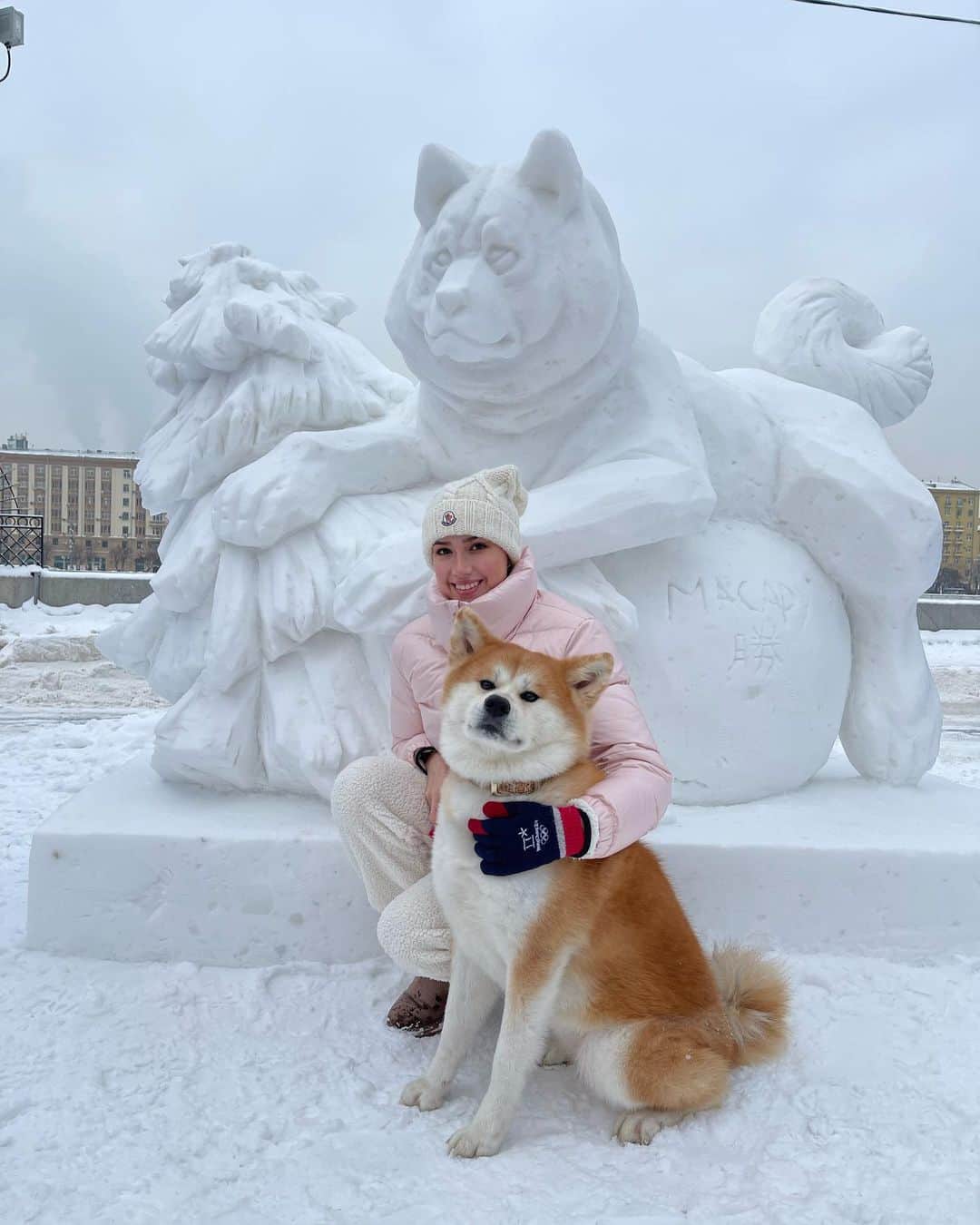 アリーナ・ザギトワのインスタグラム：「Моя Масару в Парке Горького!😊  Теперь каждый может погладить Масару. Огромная снежная копия моей любимой собачки участвует в международном фестивале «Снег и лед».  Кроме Масару здесь много гигантских снеговиков, ледяных скульптур и мастер-классов. А по выходным проходят представления. Детям и взрослым будет очень интересно. Я сама немного «приложила руку» к Масару. Вместе со скульптором подписала работу и долепила елочную игрушку. Это тяжело, но очень интересно! Если будете в Парке Горького, обязательно попробуйте) Выставка открыта до 28 февраля.   Делитесь своими фото с фестиваля 👉👉 #snowmoscow #снегилед   А что самое необычное вы лепили из снега?)」
