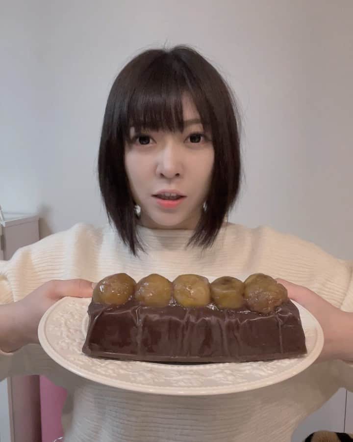 鈴華ゆう子のインスタグラム：「1本1万円の栗羊羹‼️😳頂いてしまいました！木箱入りで豪華でビックリ！切っても栗がごろっと入ってる。茨城県 #常陸風月堂 さんが思い切って作った新商品とのこと。 茨城が産んだ最高峰な栗"飯沼栗"を使用した希少性。一つの毬の中に、一口では食べられないほどの大きな栗をたった一つだけ実らせる「一毬一果（いっきゅういっか）」を実現した、日本有数の栗処・茨城でも最高峰の逸品です。 一般的な栗蒸し羊羹の賞味期限は約10日前後ですが、1本1万円の栗蒸し羊羹「 #万羊羹 」は大切な方になるべく賞味期限を気にせず召し上がって欲しいという思いで、風月堂では試行錯誤を繰り返し、特殊な真空パックを活用することで、賞味期限を1ヶ月近くにまで延ばすことに成功したとのこと。 https://www.fugetsudo.net/menu #栗羊羹 #風月堂 #常陸風月堂 #和菓子 #羊羹 #鈴華ゆう子 #和楽器バンド #茨城県 #wagakkiband  #yukosuzuhana #wagashi」